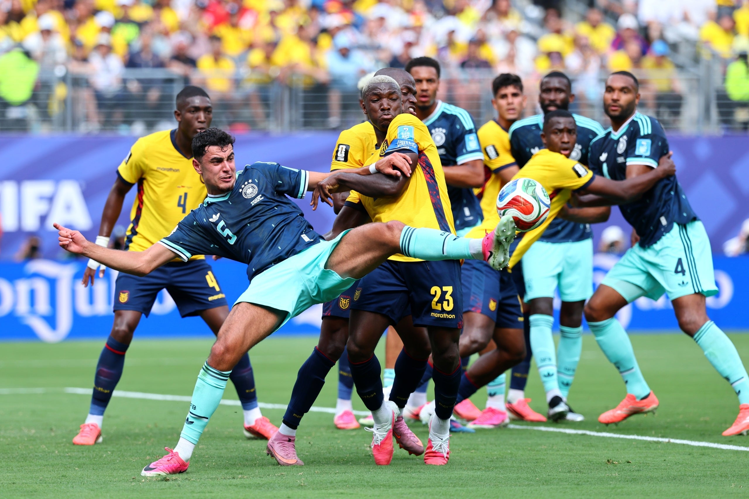 Els jugadors alemanys i equatorians, durant el partit | Europa Press