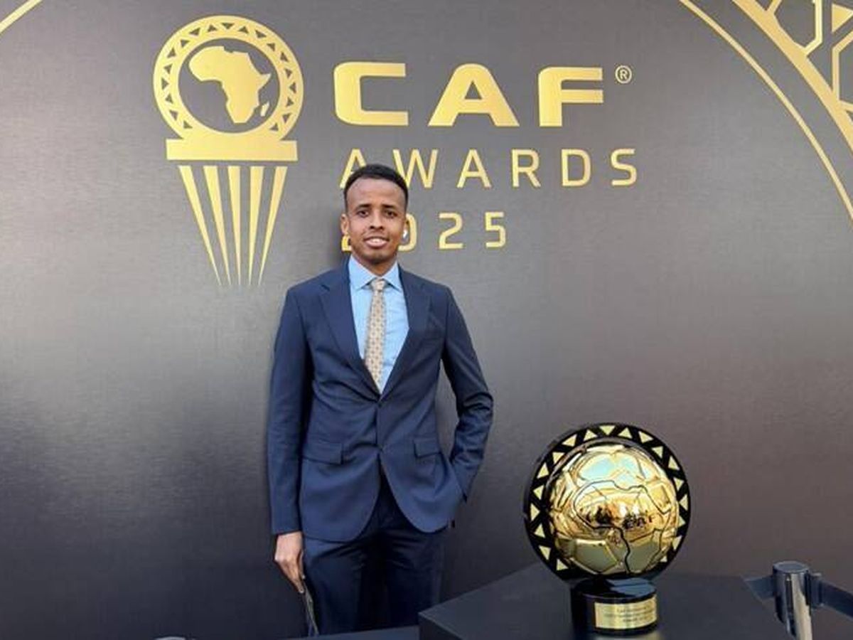 Omar Artan, amb el premi de millor àrbitre de la CAF | CAF