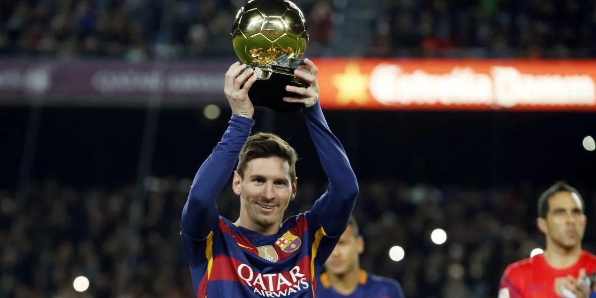 Leo Messi, amb el premi de la Pilota d'Or al Camp Nou | FC Barcelona