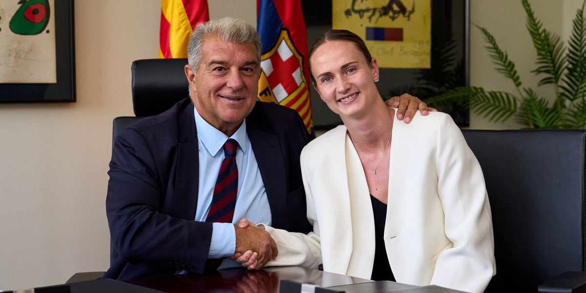 El president Joan Laporta, amb Caroline Graham Hansen després de la seva renovació | FC Barcelona