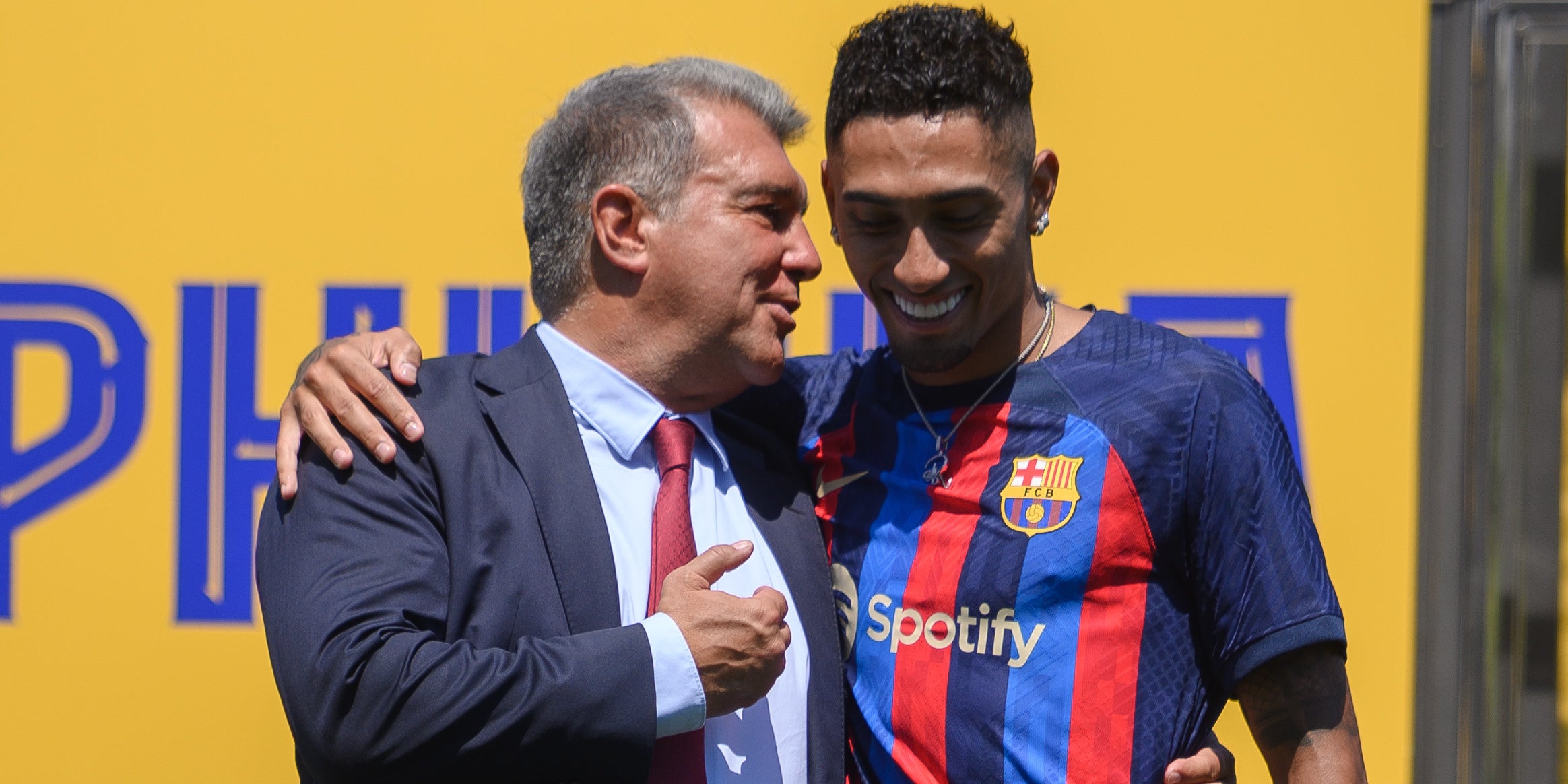 Joan Laporta i Raphinha, durant la presentació del jugador l'any 2022 | Europa Press