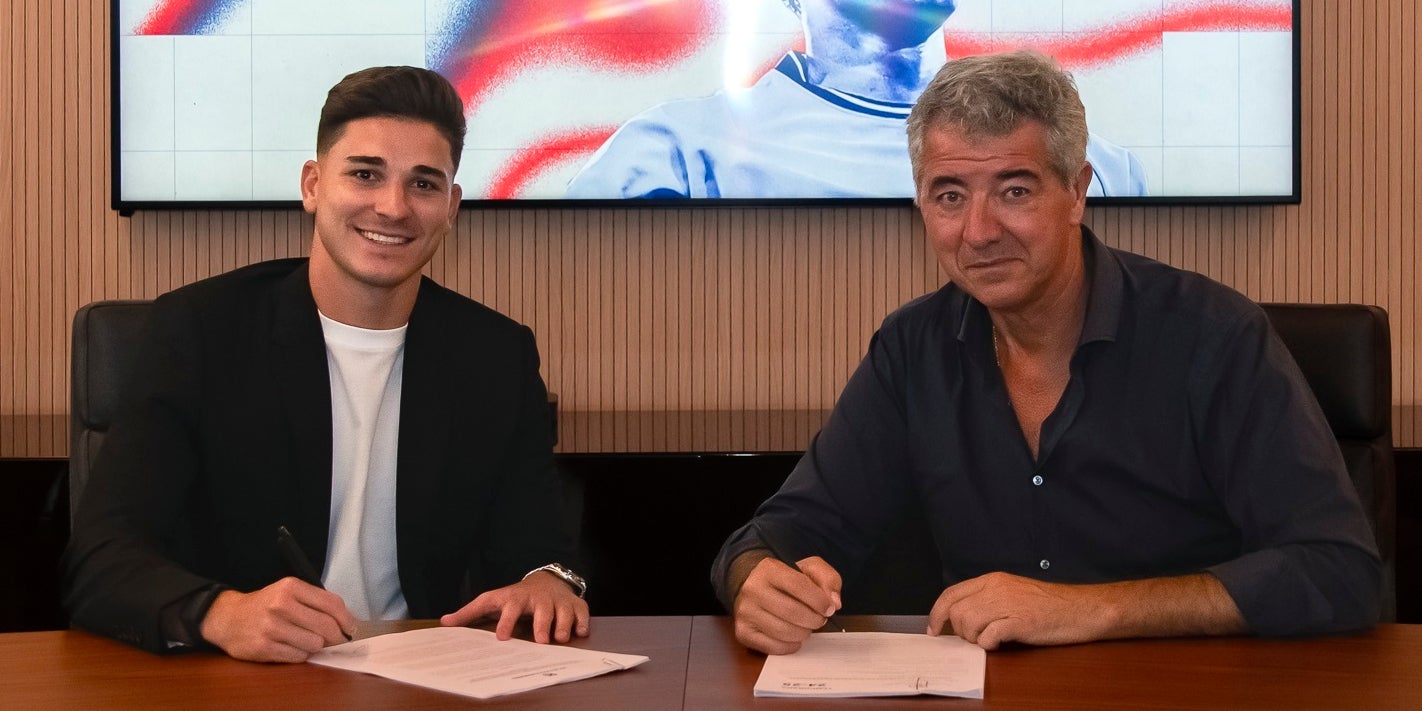 Julián Álvarez i Miguel Ángel Gil Marín, en el fitxatge del jugador | Europa Press