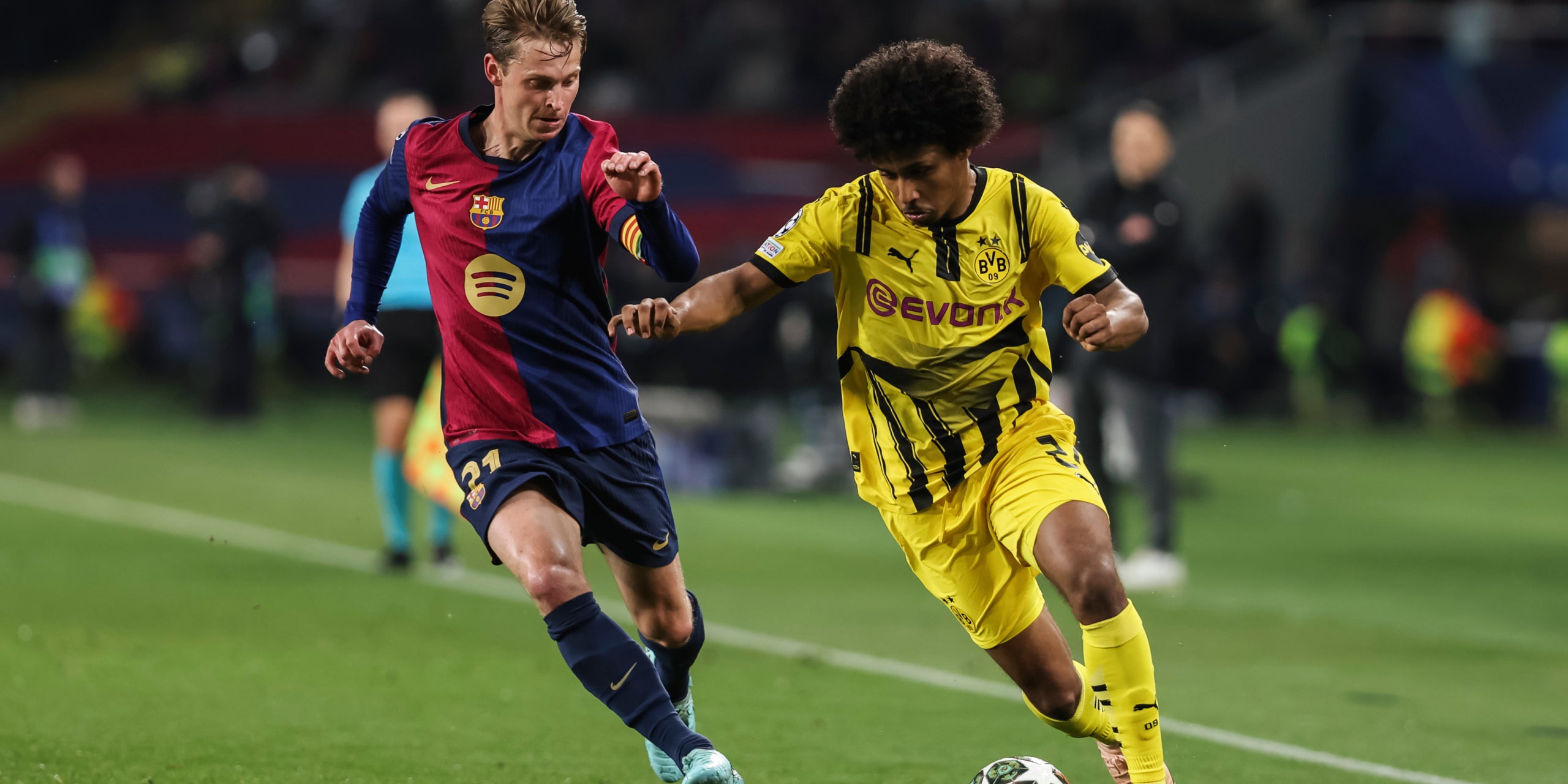 Karim Adeyemi, durant un partit contra el Barça | Europa Press