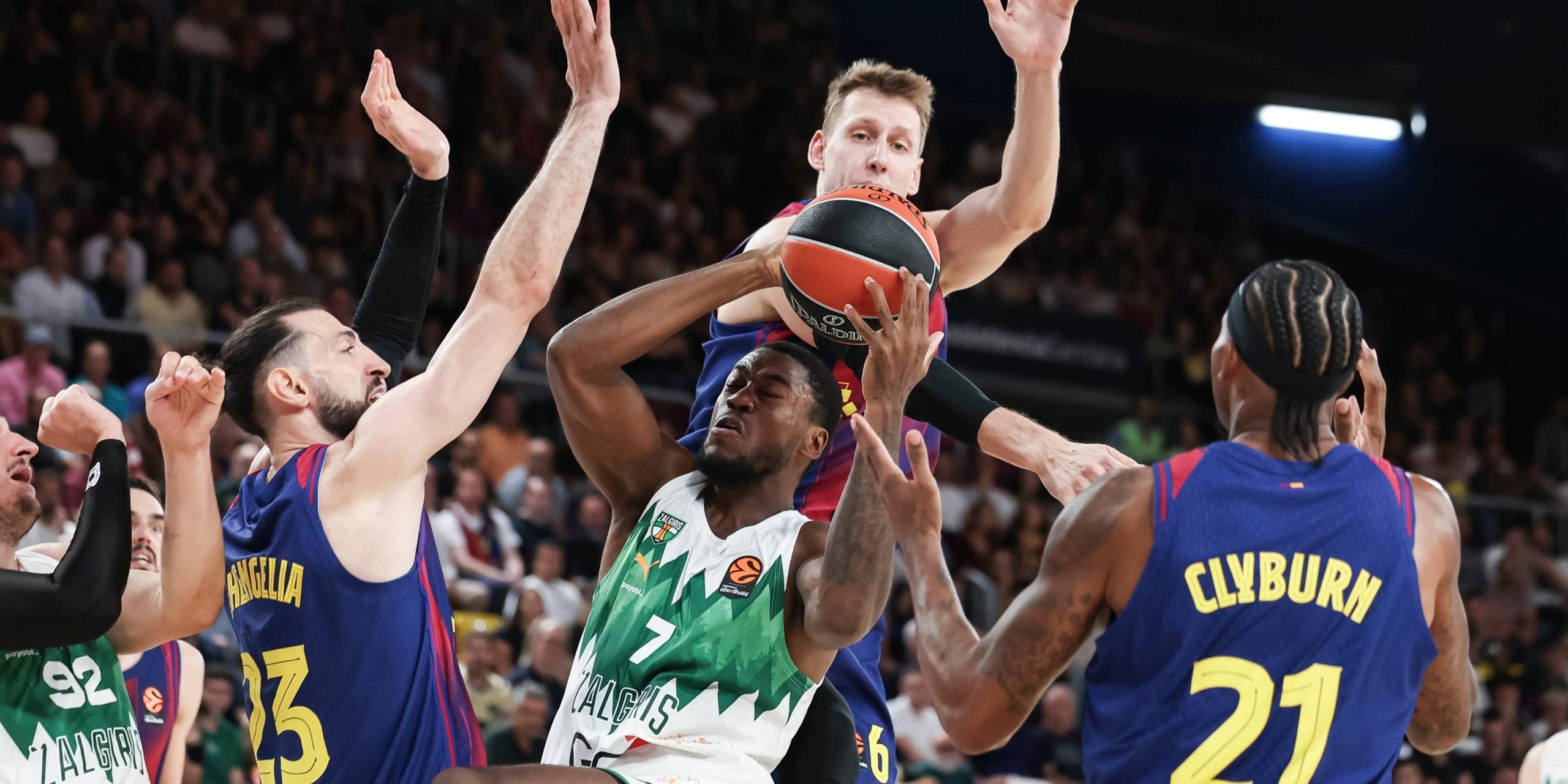 Moses Wright jugant contra el Barça. | Europa Press