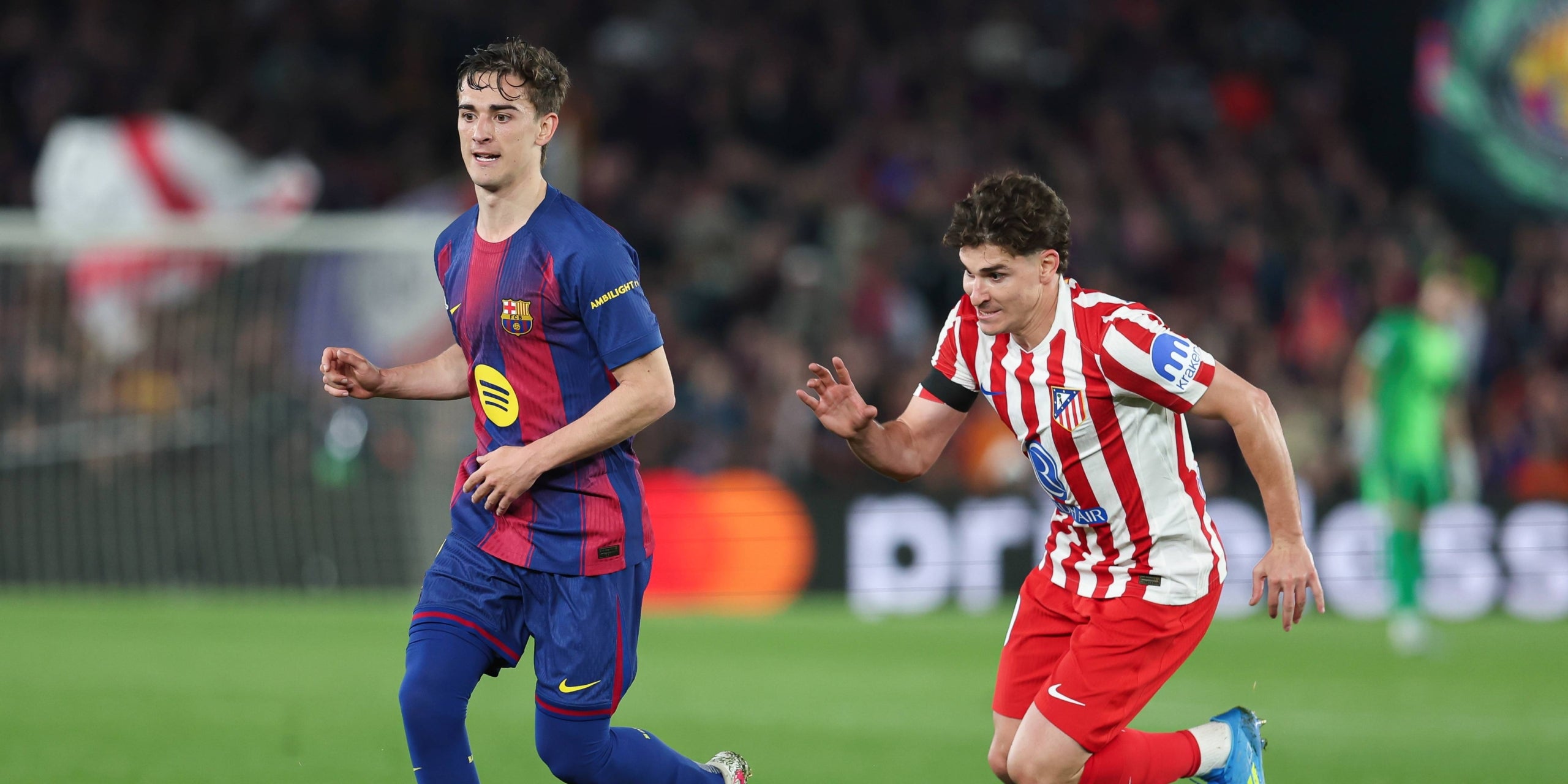 Gavi i Julián Álvarez a un partit de Champions League. | Europa Press