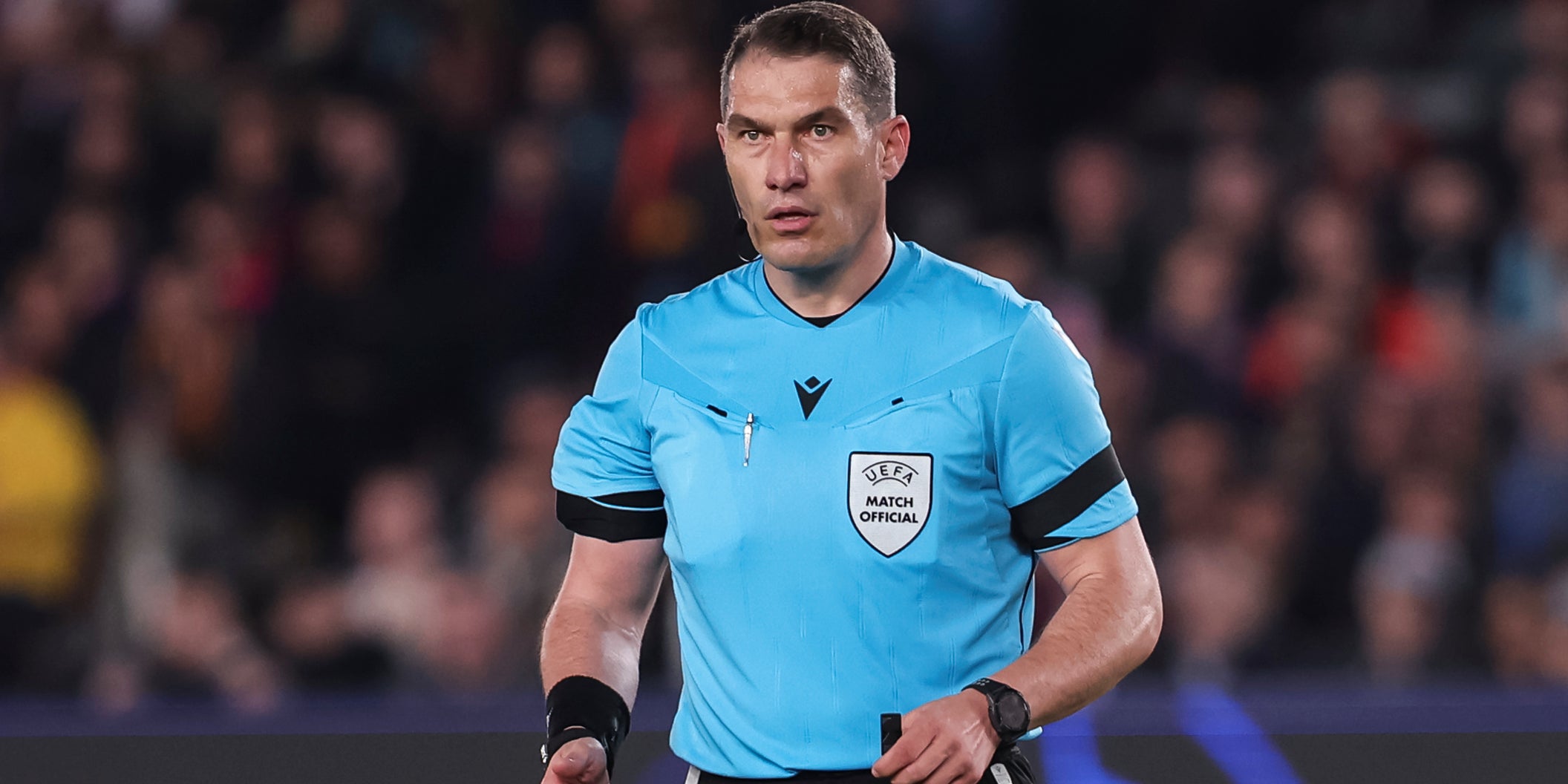 L'àrbitre Istvan Kovacs, durant un partit de la Champions | Europa Press