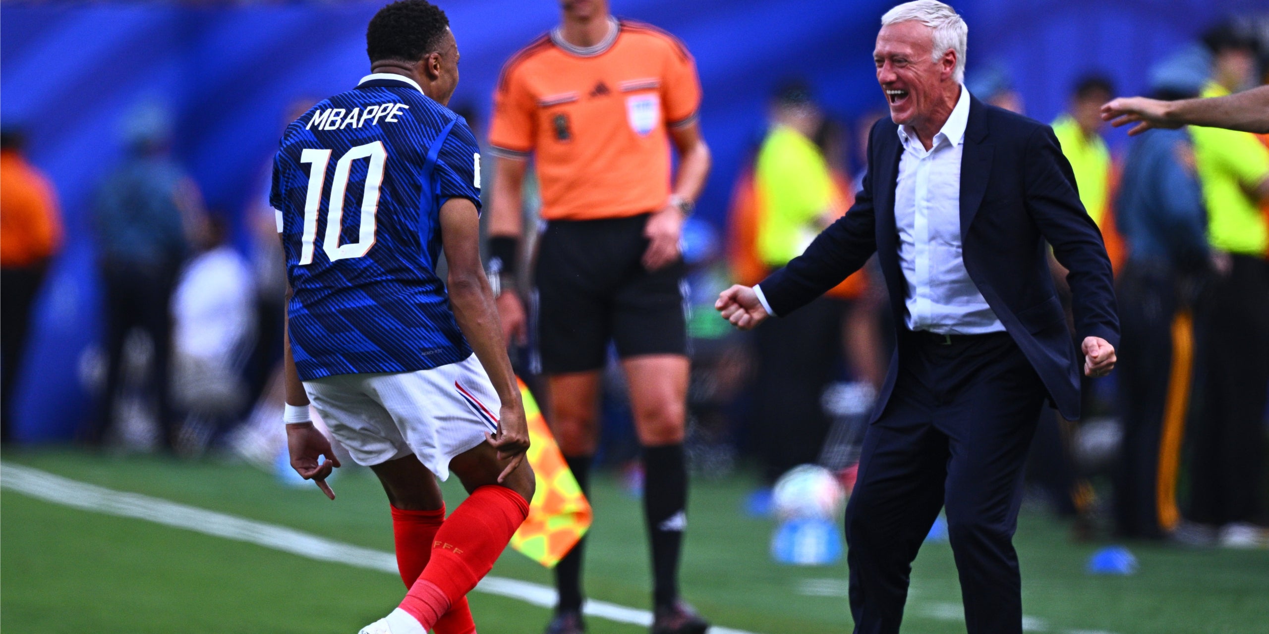 Kylian Mbappé, celebrant un dels seus gols amb Didier Deschamps | Europa Press