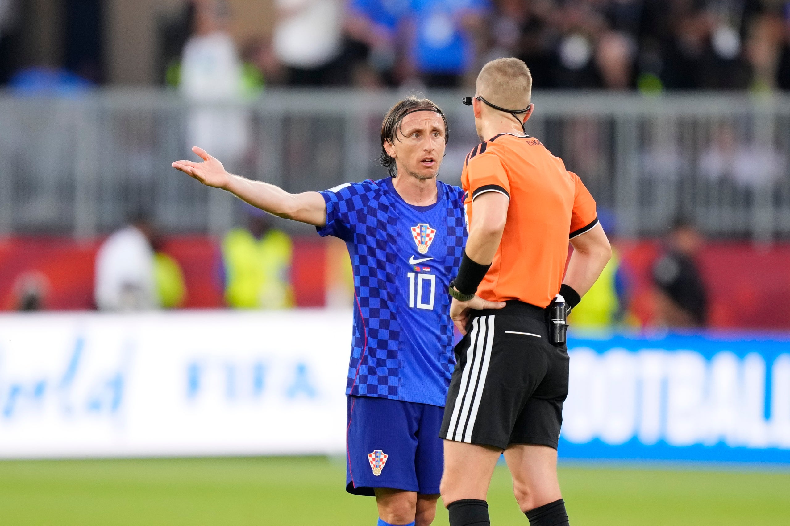 Luka Modric, queixant-se a l'àrbitre del Portugal-Croàcia | Europa Press