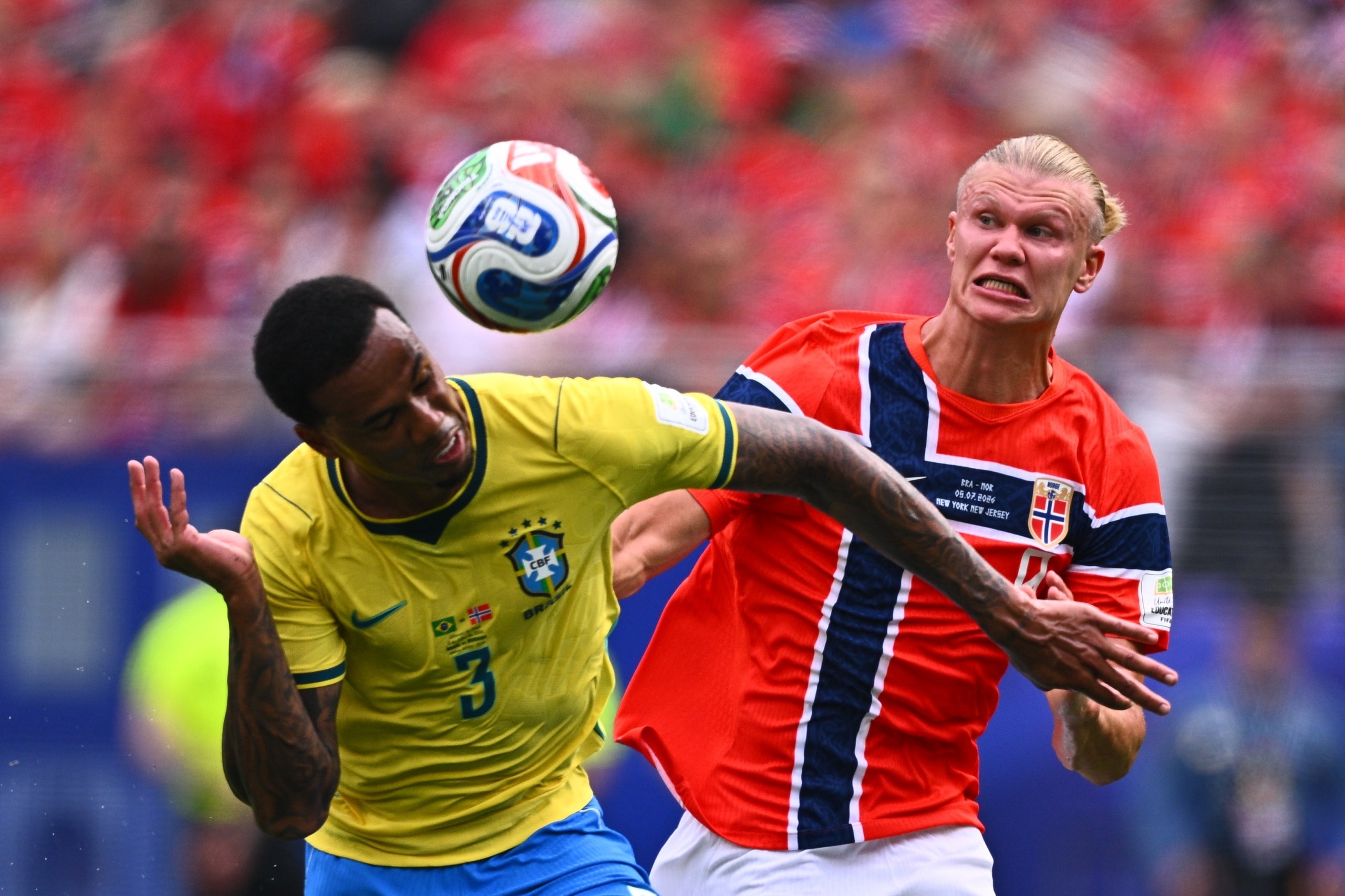 Haaland i Gabriel Magalhaes, durant el partit | Europa Press