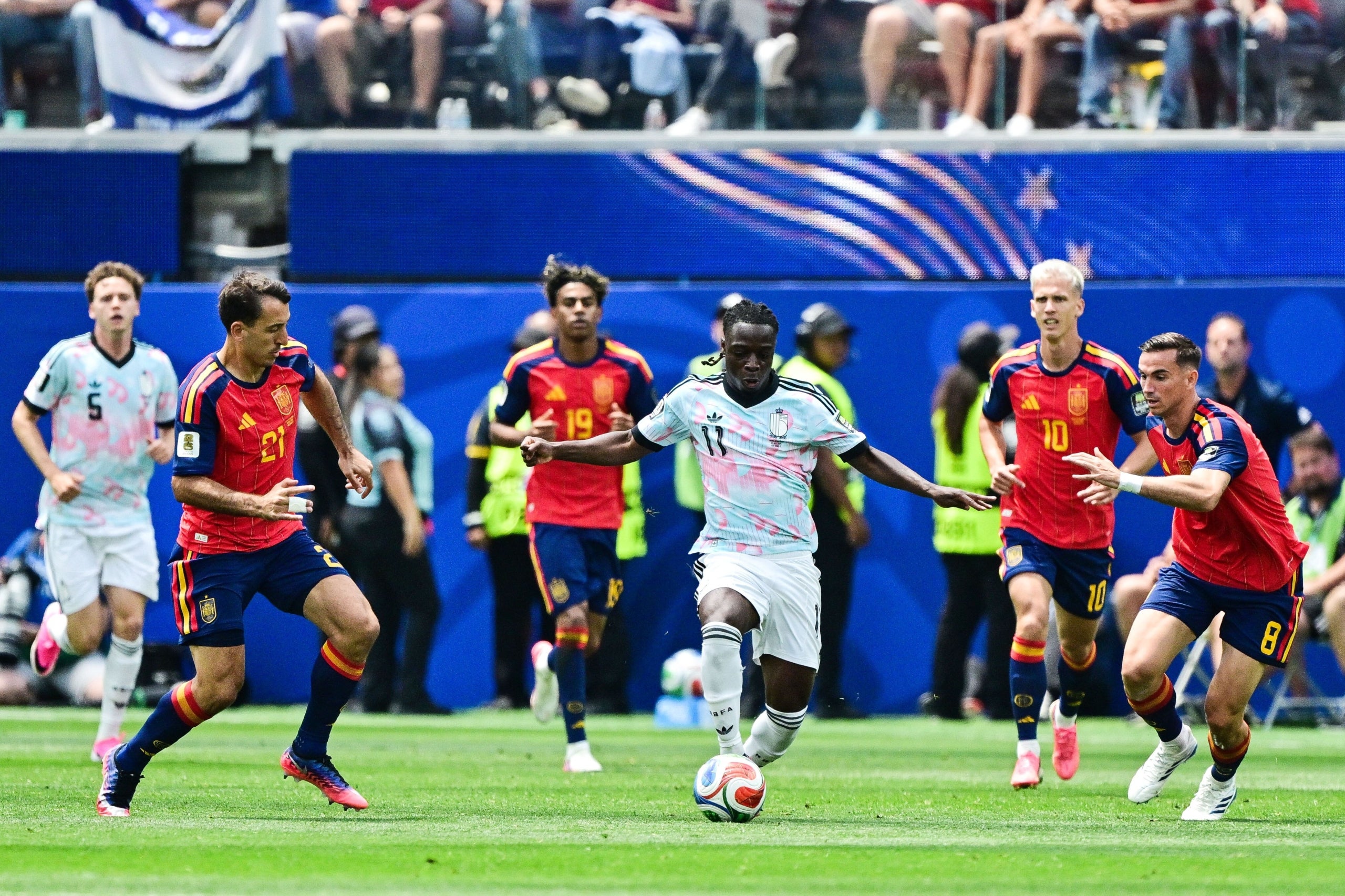 10 July 2026, US, Inglewood: Belgium's Jeremy Doku (C) battles for the ball with Spain's Mikel Oyarzabal (L) and Fabian Ruiz during the 2026 FIFA World Cup quarterfinal soccer match between Spain and Belgium at Los Angeles Stadium. Photo: Dirk Waem/Belga/dpa
10/7/2026 ONLY FOR USE IN SPAIN