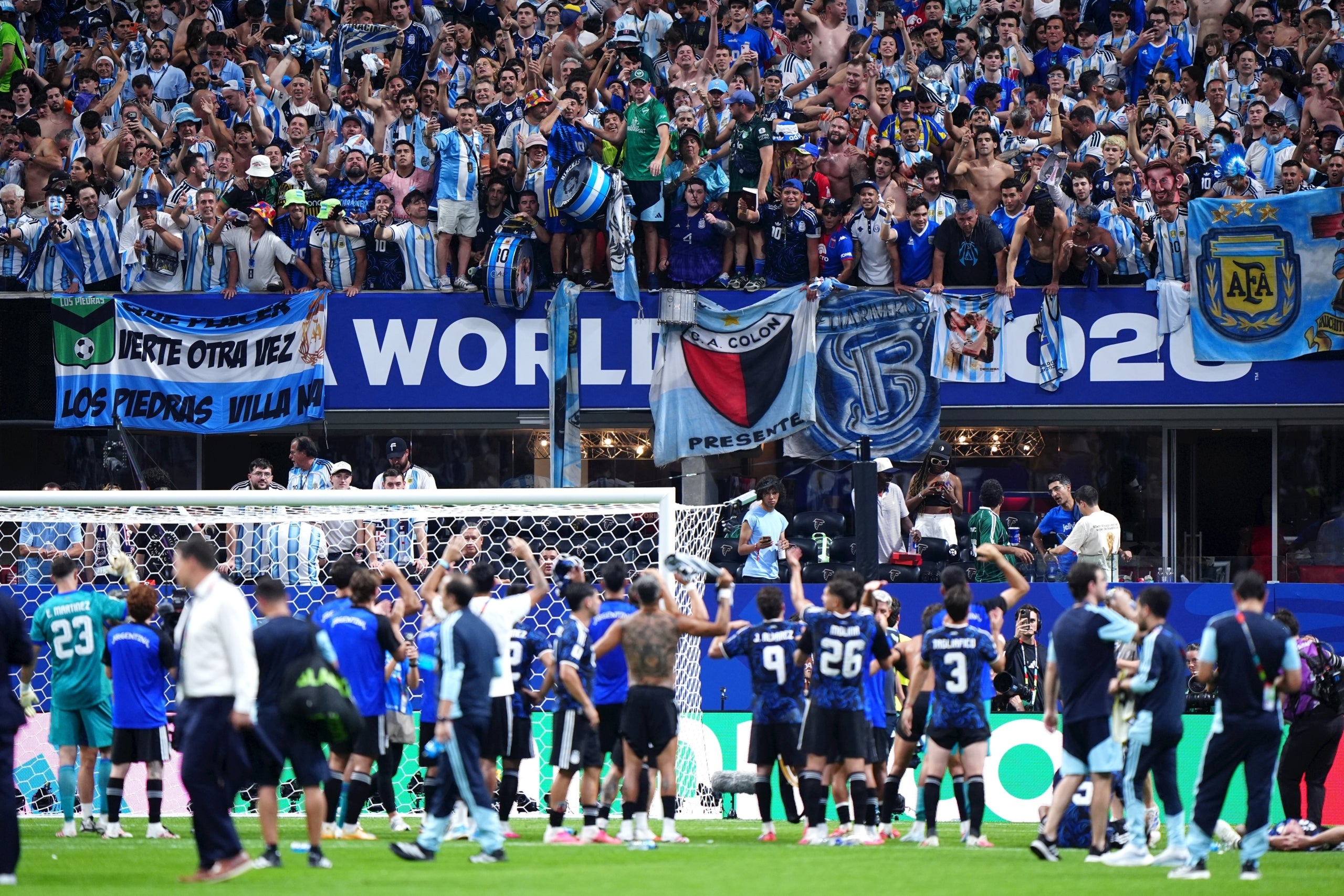 Els jugadors argentins, celebrant la victòria contra Anglaterra amb els seus aficionats | Europa Press