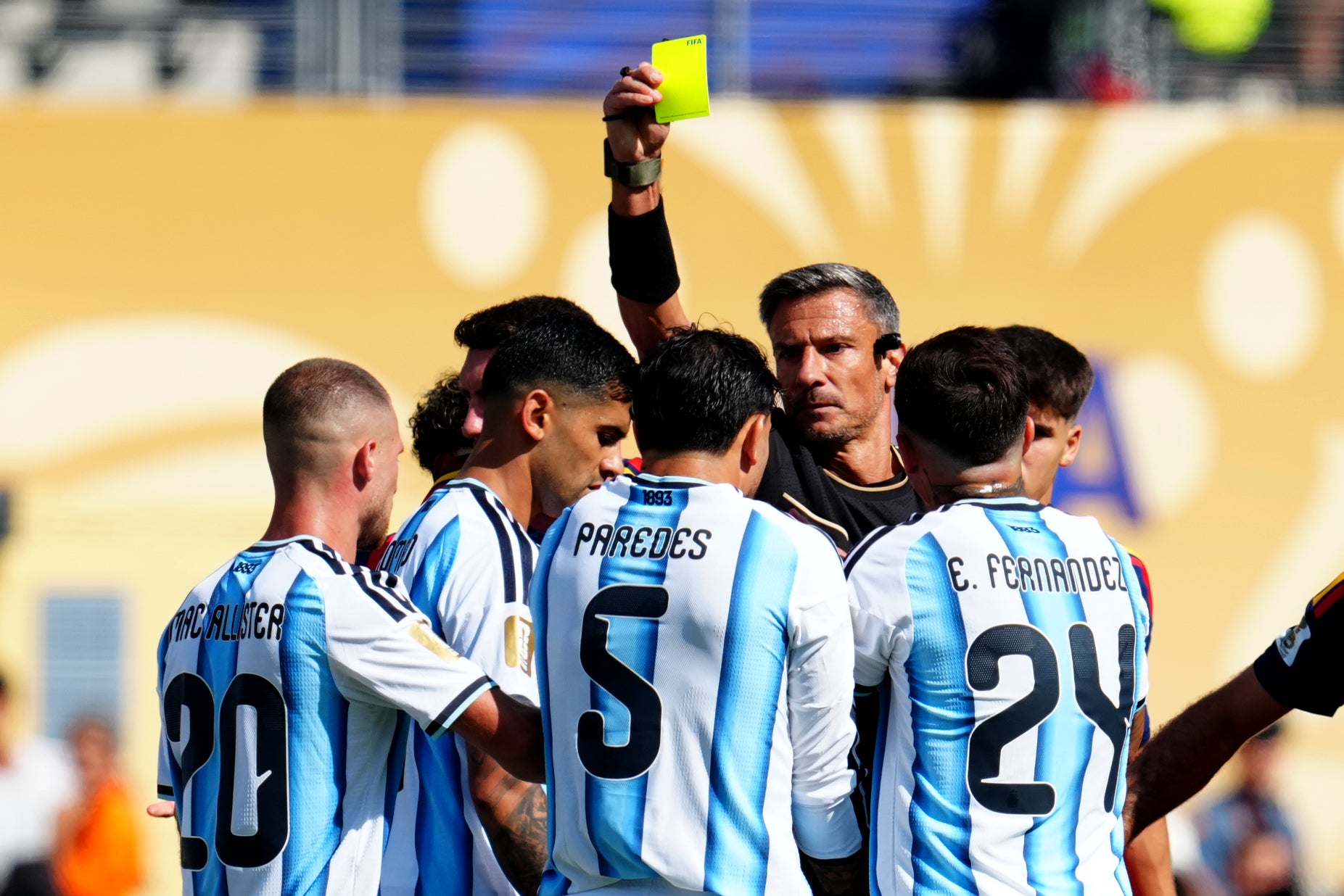L'àrbitre Slavko Vincic mostra una targeta groga durant la final del Mundial | Europa Press