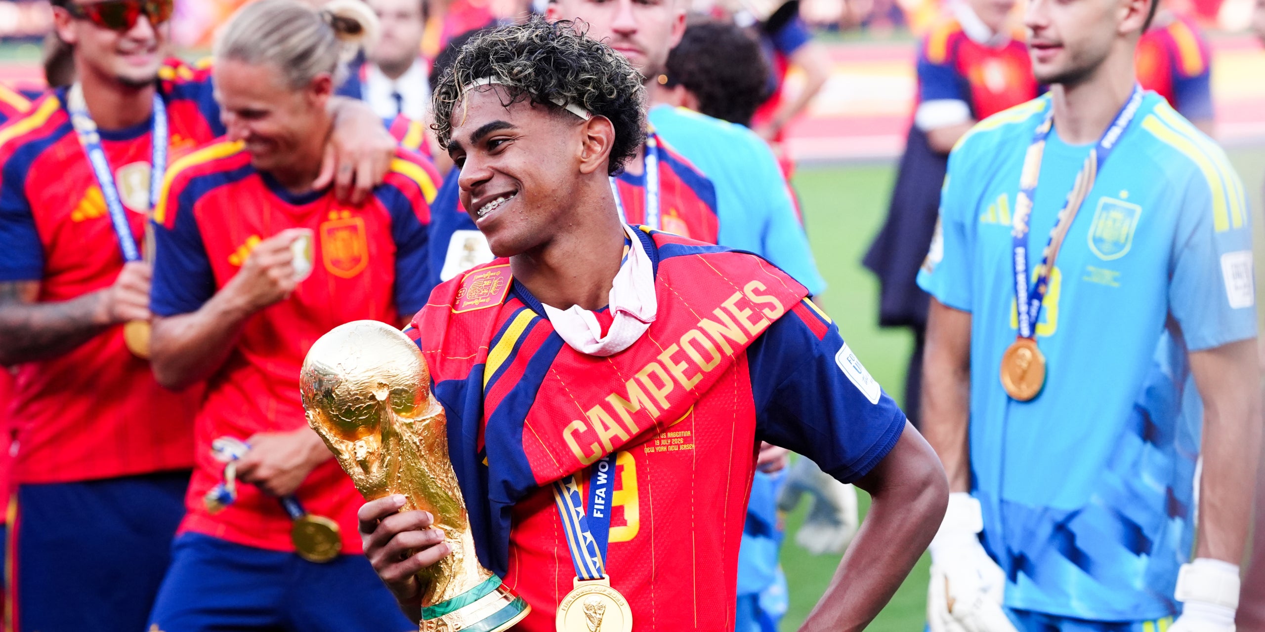 Lamine Yamal, amb el trofeu de la Copa del Món | Europa Press