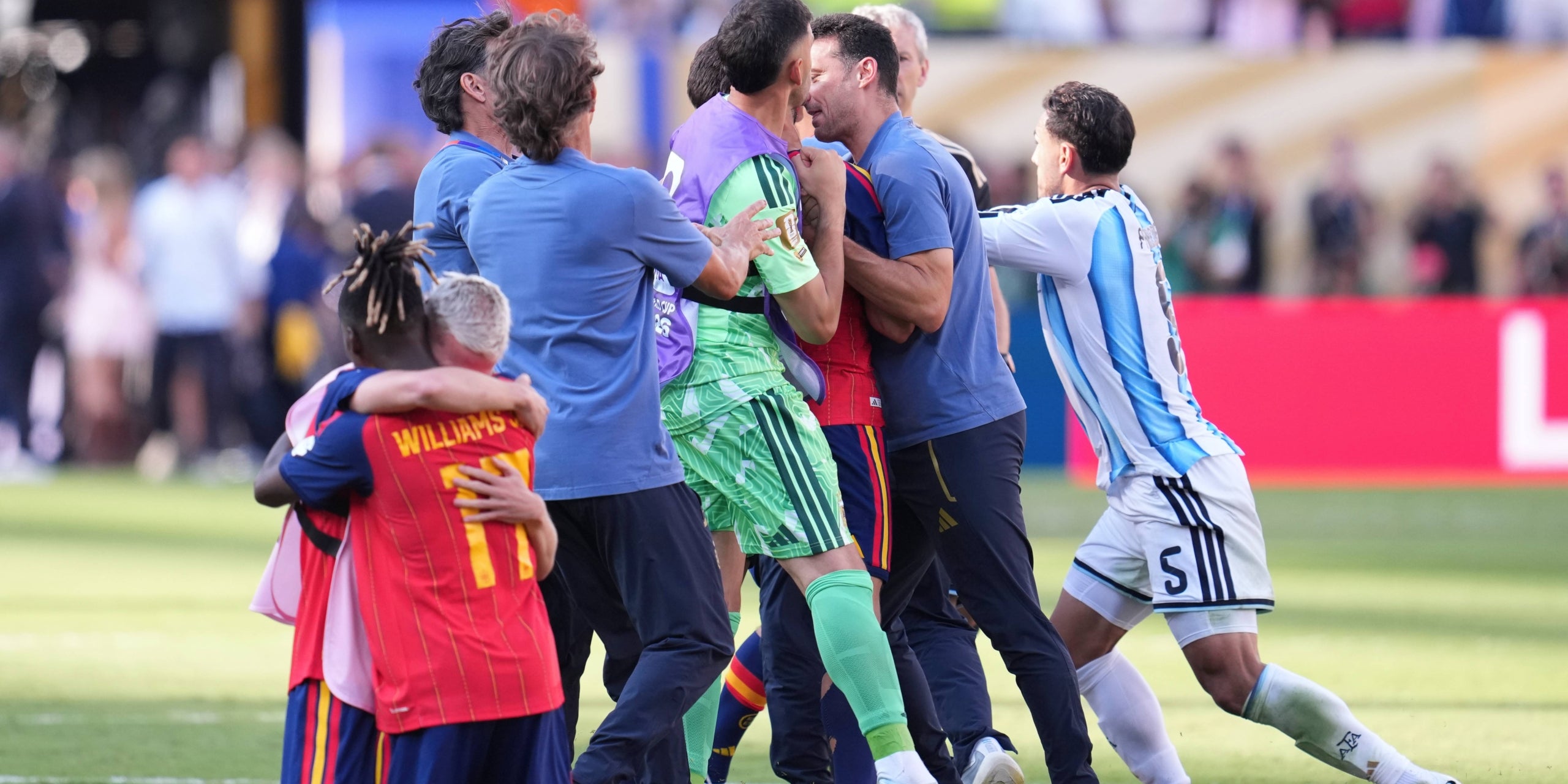 L'enfrontament entre els jugadors de la selecció espanyola i la selecció argentina després de la final del Mundial | Europa Press