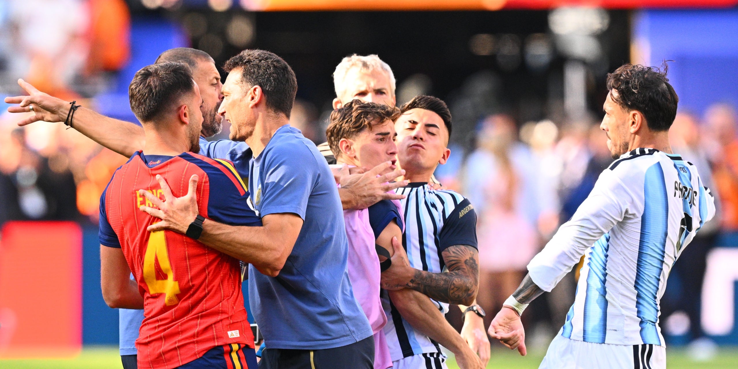 Leandro Paredes, agredint Eric Garcia i Gavi després de la final del Mundial 2026 entre Espanya i l'Argentina | Europa Press