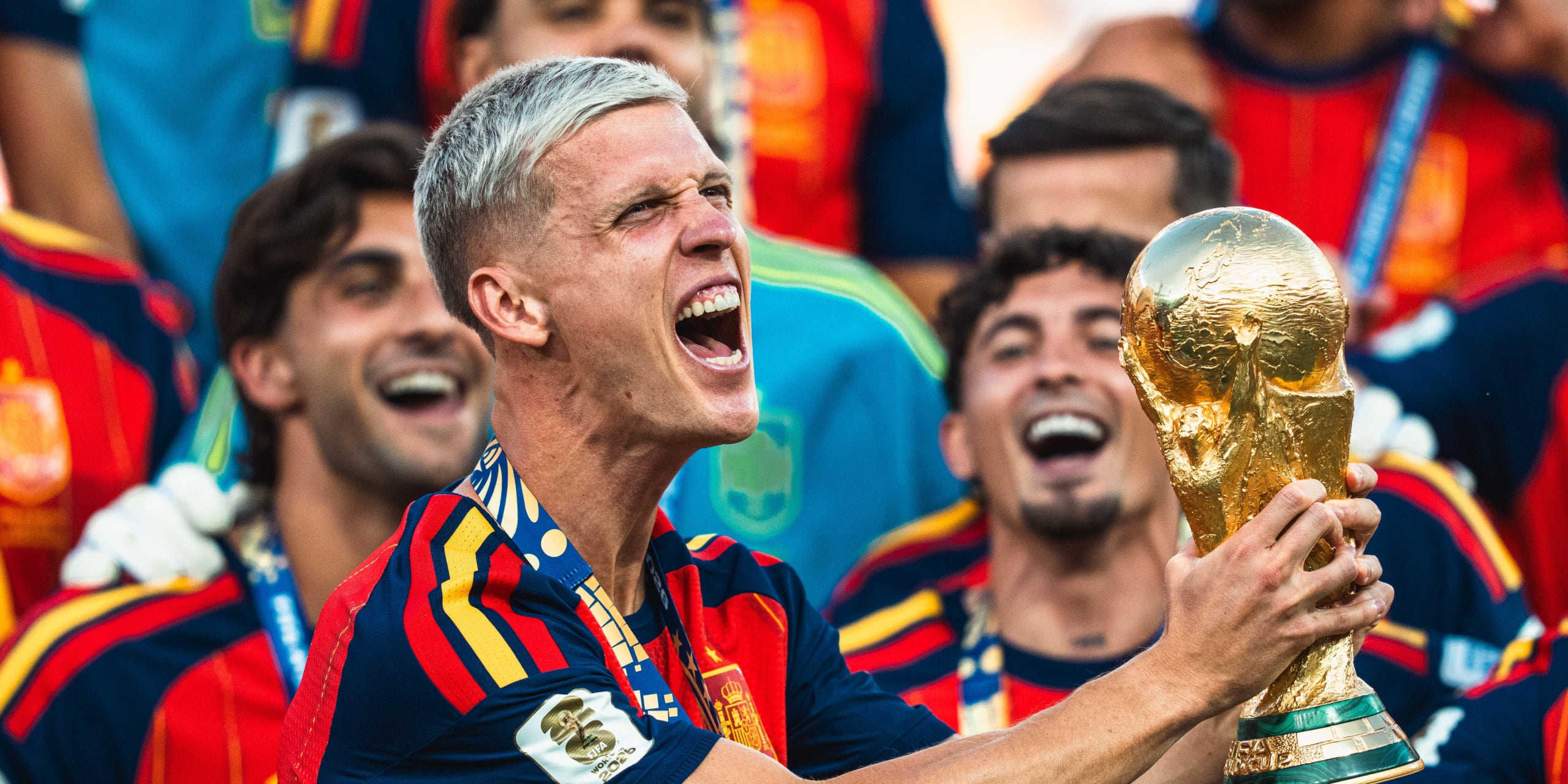 Dani Olmo, amb el trofeu de la Copa del Món | Europa Press