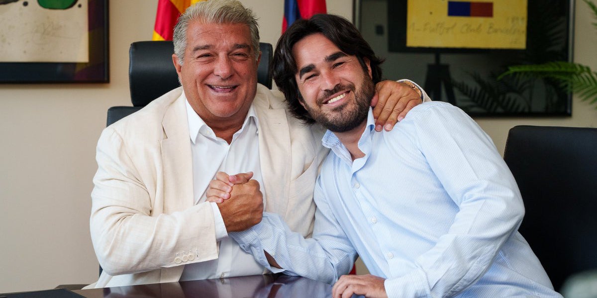 Joan Laporta i Pere Romeu, signant la renovació | FC Barcelona