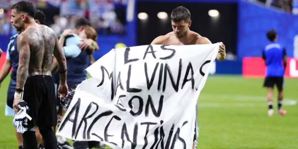 Giovani Lo Celso, con la pancarta 'Las Malvinas son argentinas' después del Inglaterra-Argentina del Mundial 2026 | Europa Press