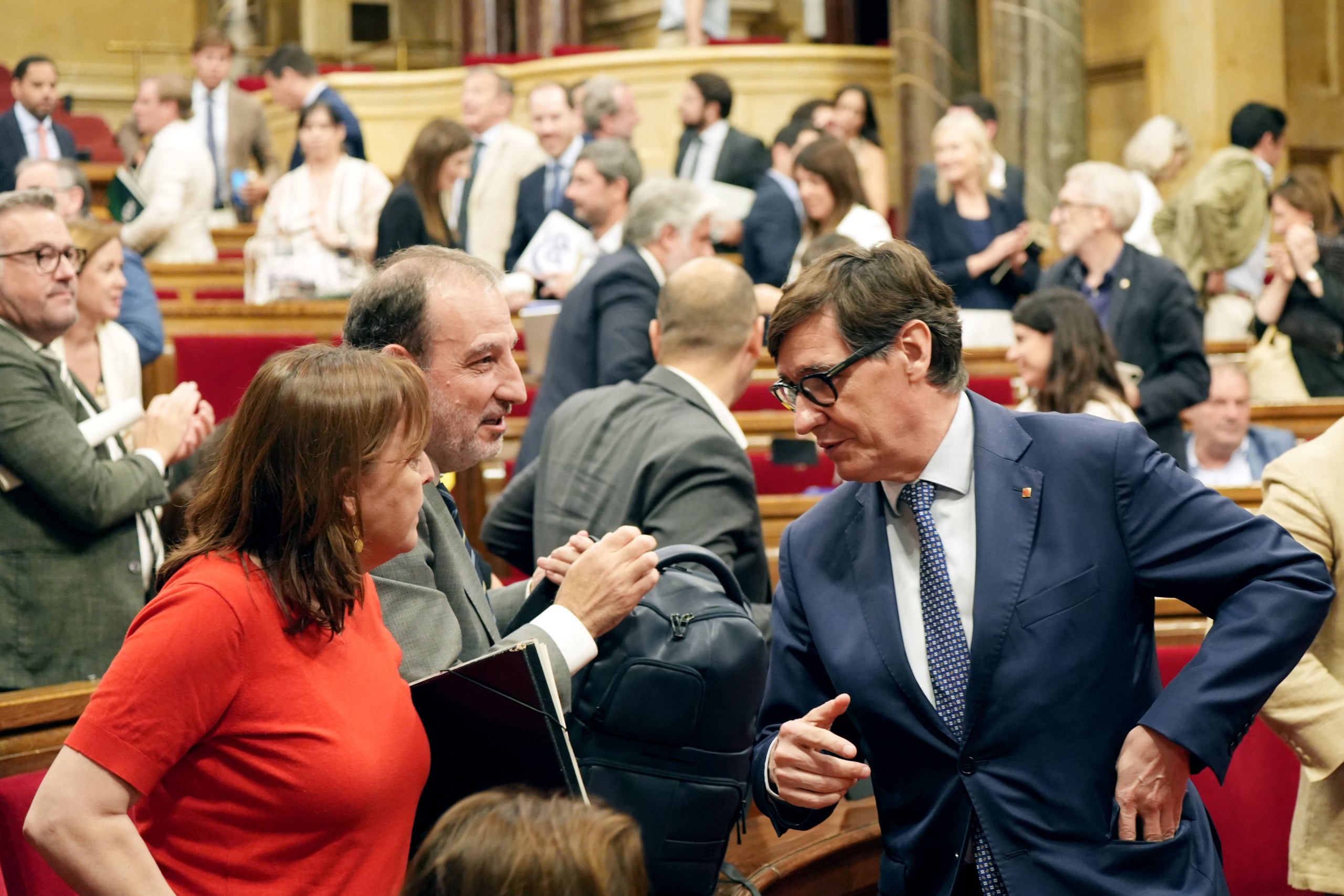 El president Salvador Illa i els consellers Sílvia Paneque i Ramon Espadaler conversen al final de l'última sessió plenària abans de vacances / ACN