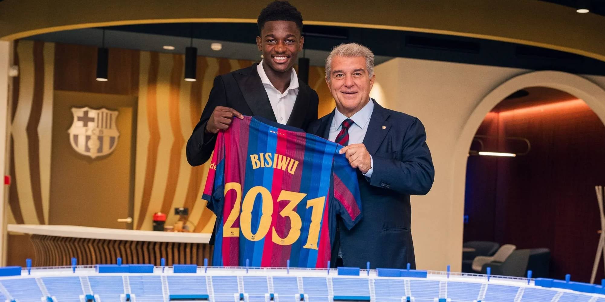 Joan Laporta i Jesse Bisiwu, en la presentació del futbolista | FC Barcelona