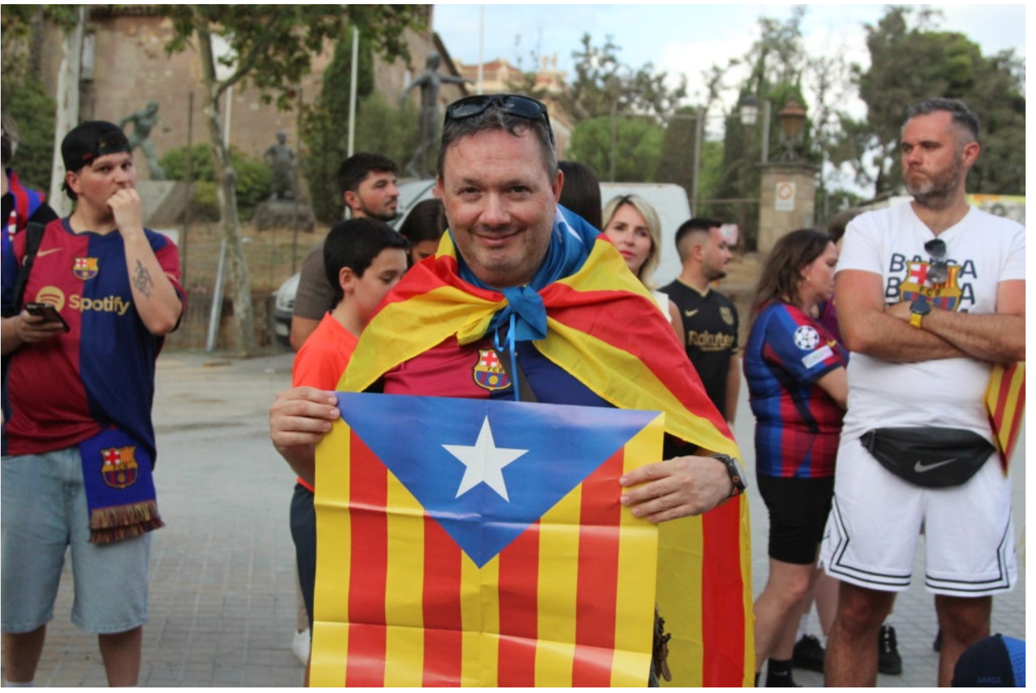 En Josep Boixet, aficionado blaugrana que hoy ha llevado su estelada al Camp Nou / A.R.