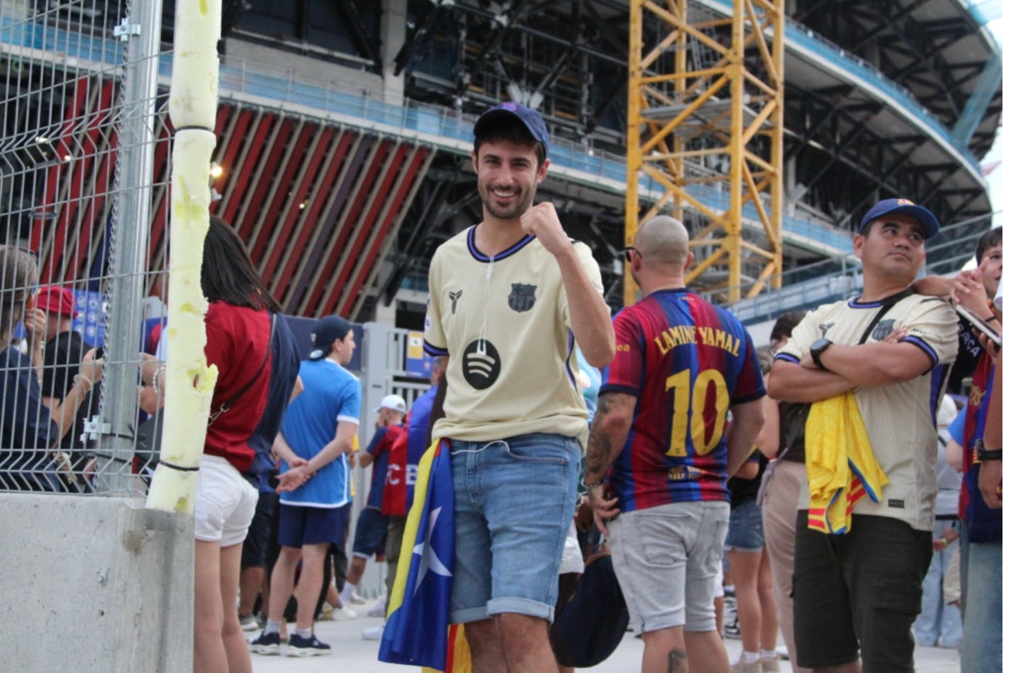 En Pau Castillo, aficionado blaugrana que hoy ha llevado su estelada al Camp Nou / A.R.