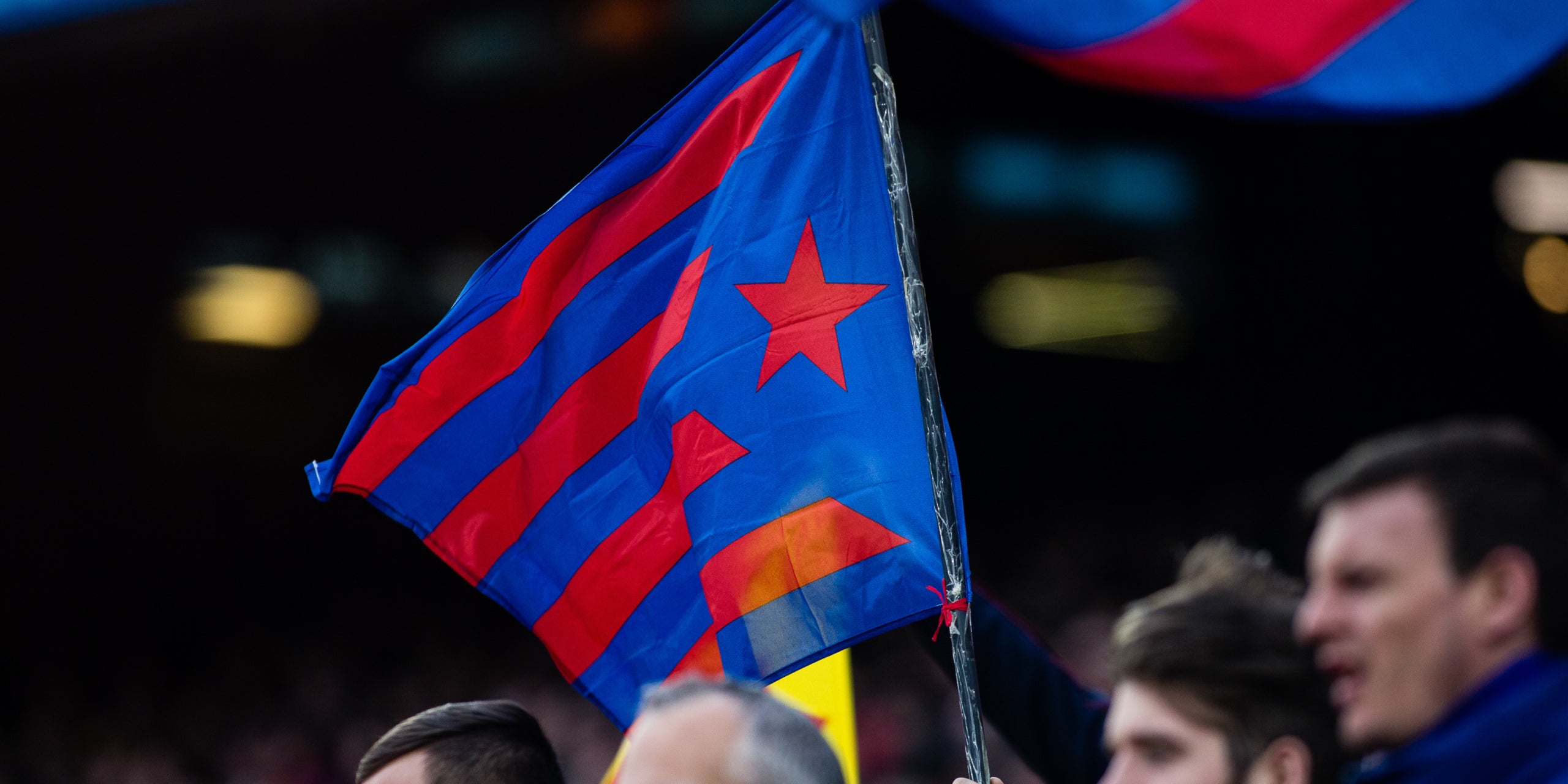 Un aficionat del Barça llueix una estelada blaugrana al Camp Nou | Europa Press