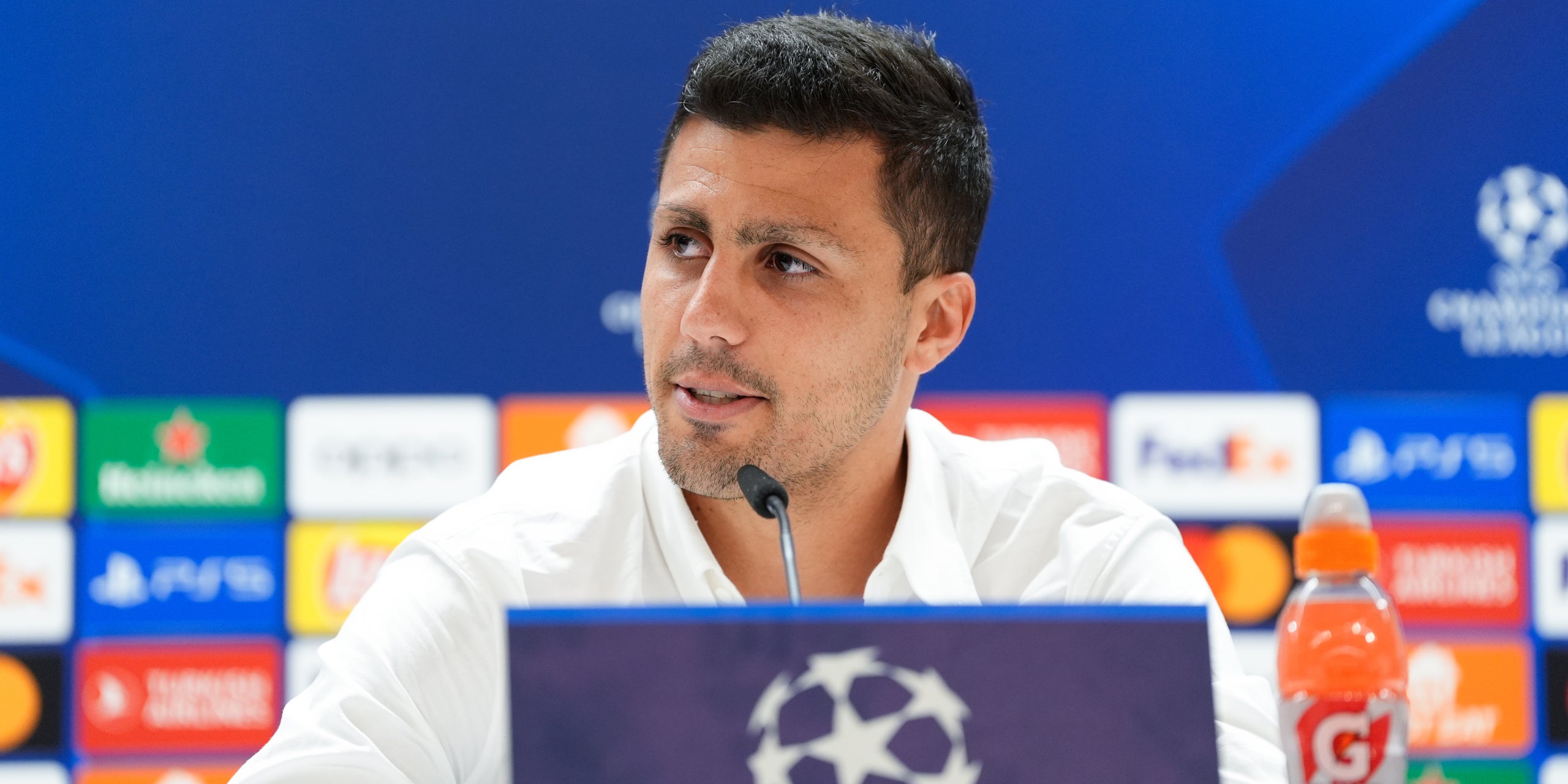 Rodri Hernández, durant una roda de premsa | Europa Press