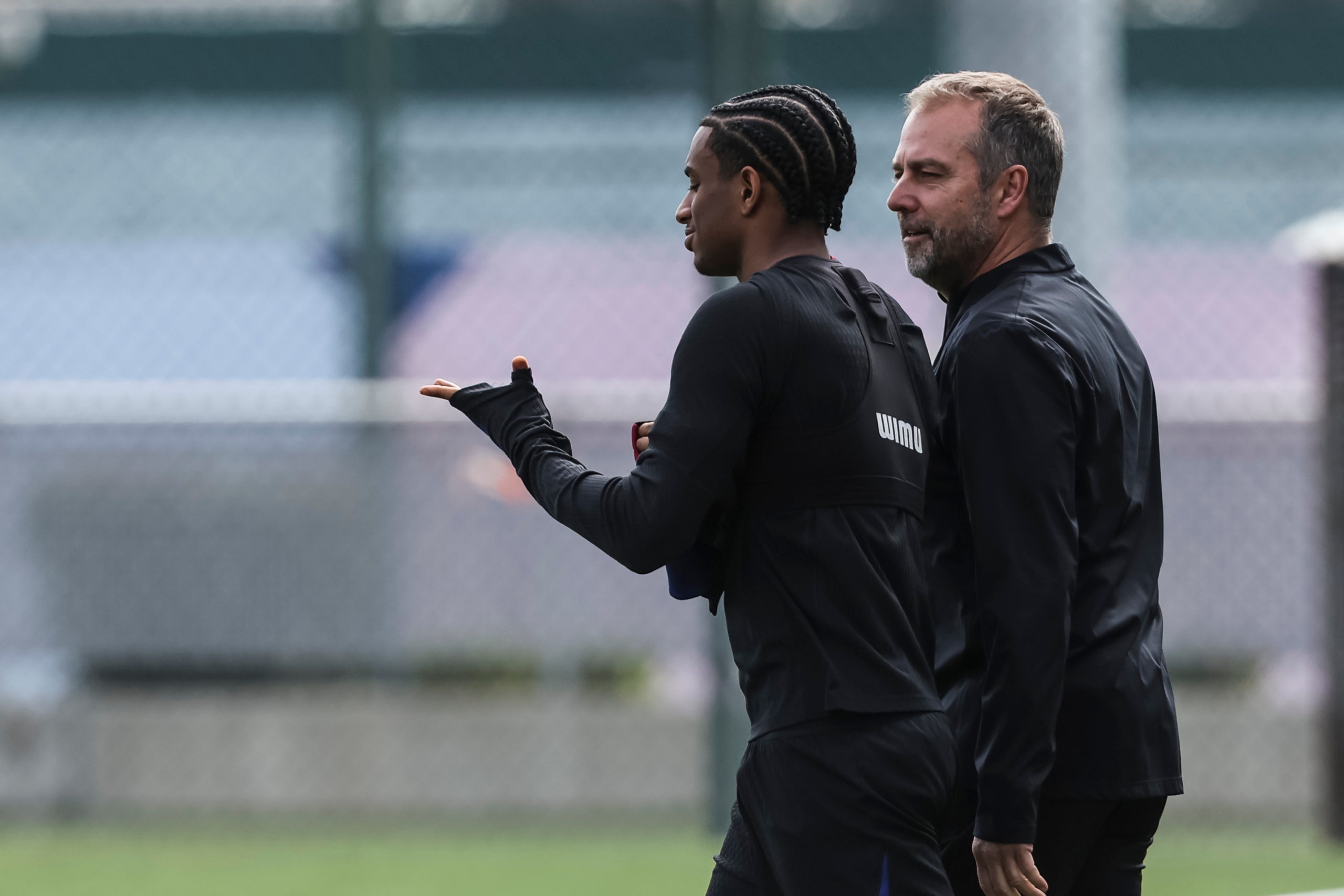 Alejandro Balde i Hansi Flick, durant un entrenament del Barça | Europa Press