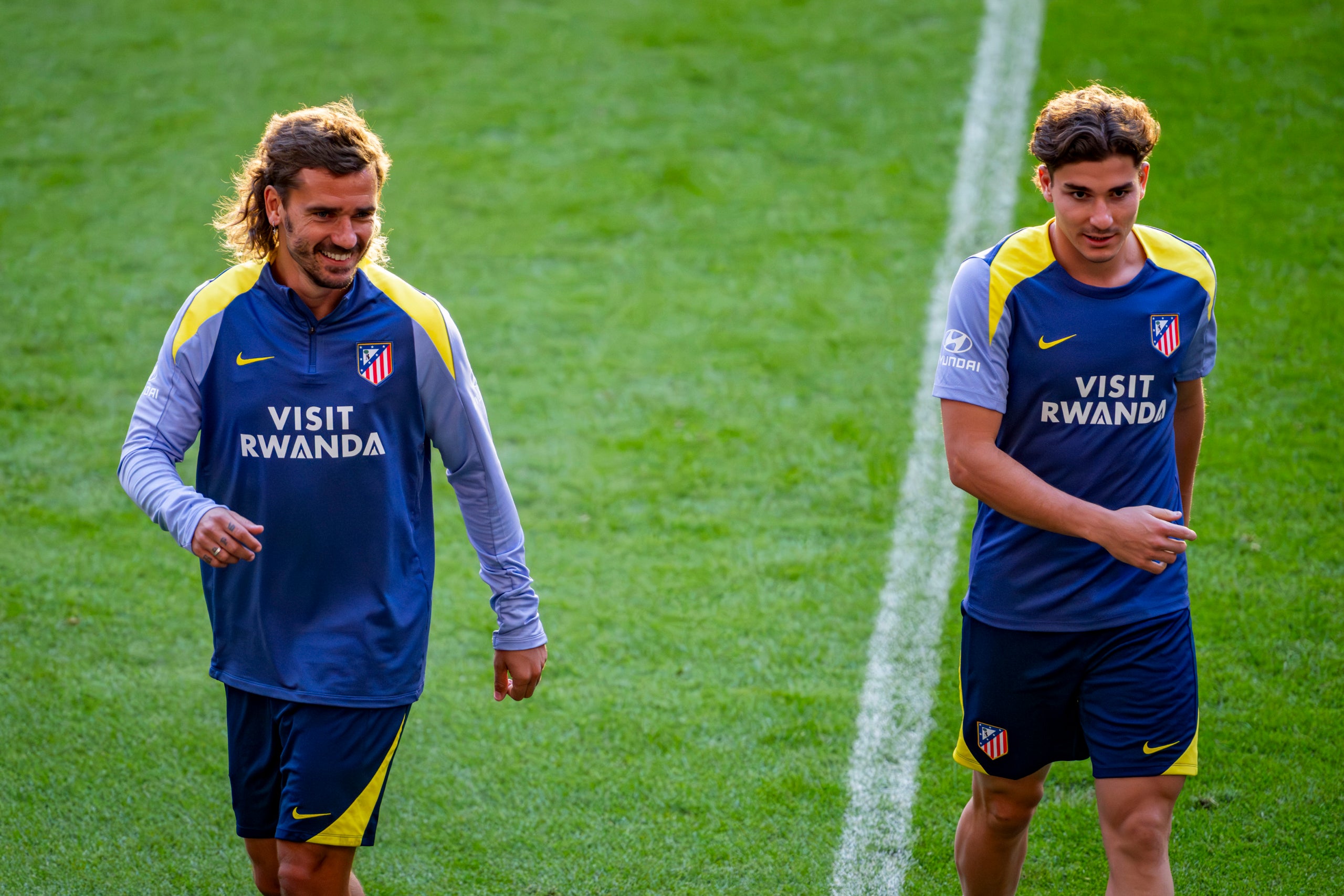 Antoine Griezmann i Julián Alvarez, durant un entrenament de l'Atlètic de Madrid | Europa Press