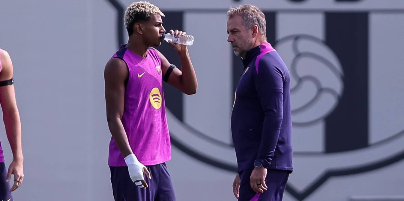 Lamine Yamal y Hansi Flick, durante un entrenamiento del Barça | Europa Press