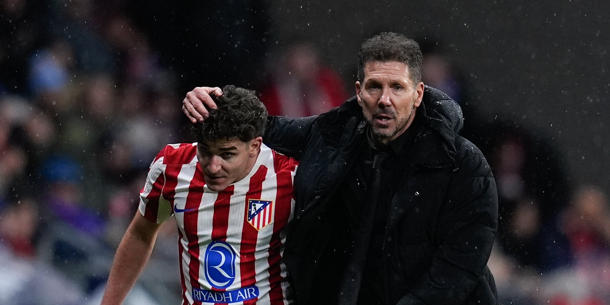 Julián Alvarez i Diego Pablo Simeone, durant un partit de l'Atlètic de Madrid | Europa Press