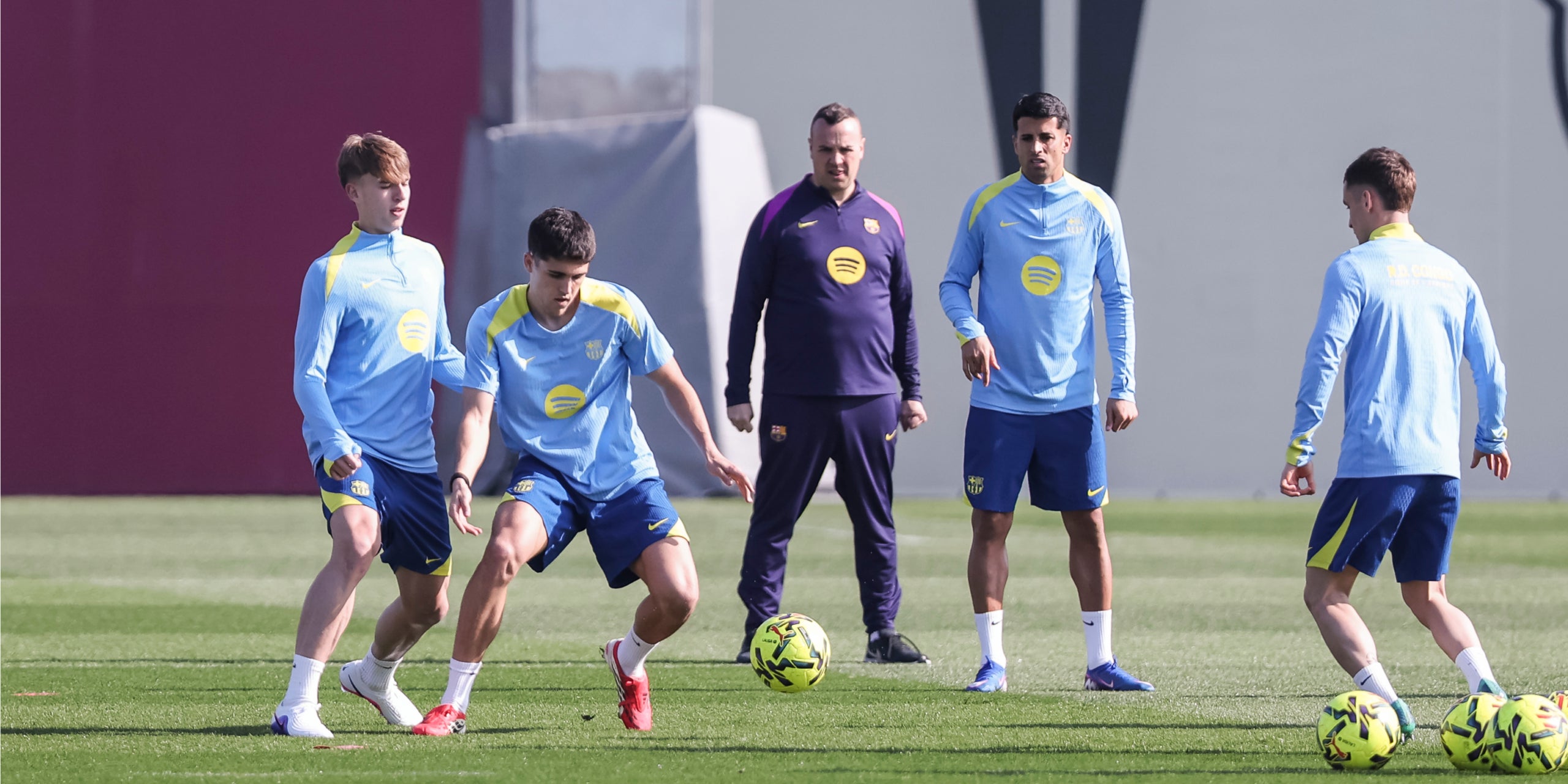 Tommy Marqués, a la izquierda de la imagen, durante un entrenamiento con el Barça | Europa Press