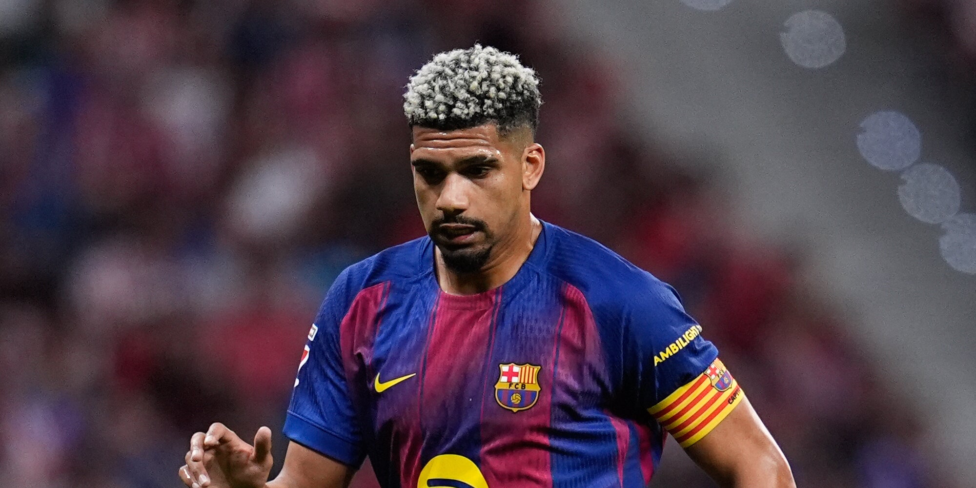 Ronald Araujo, durant un partit amb el Barça | Europa Press