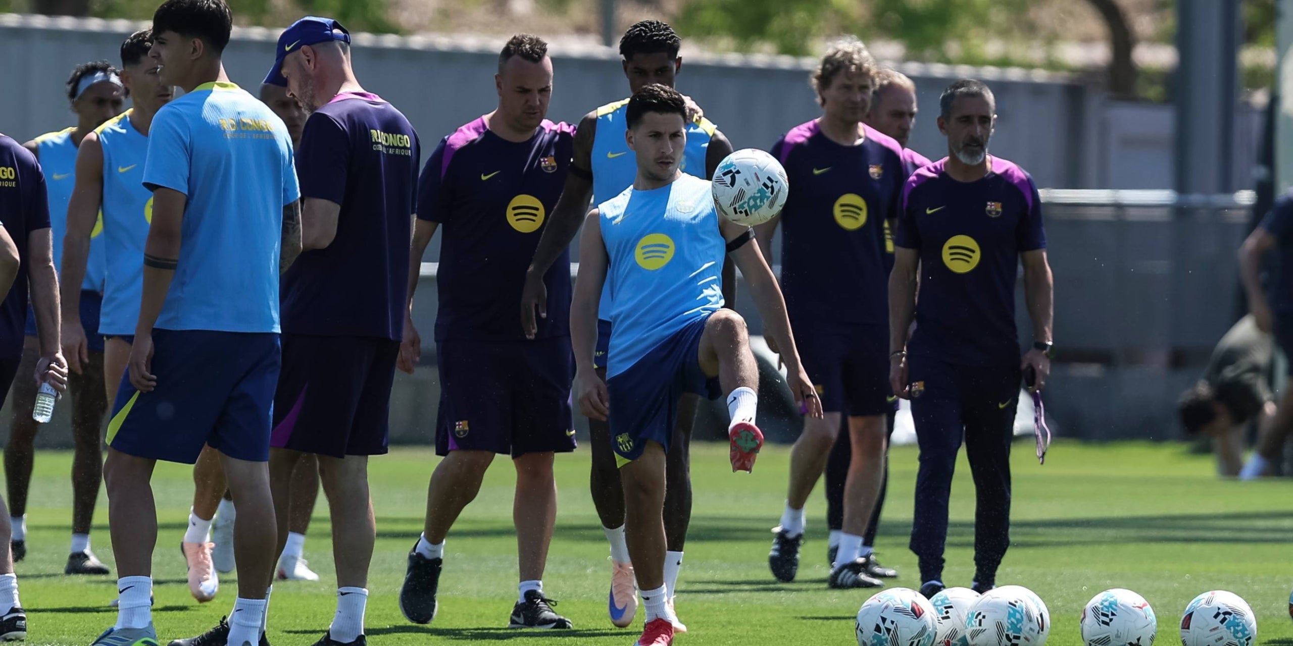 Roony Bardghji, al centre de la imatge, durant un entrenament amb el Barça | Europa Press