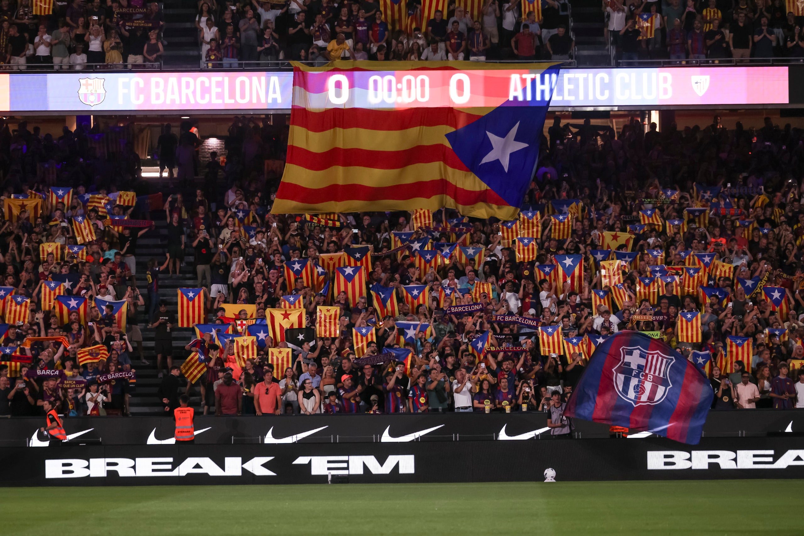 La graderia del Camp Nou, plena d'estelades | Europa Press