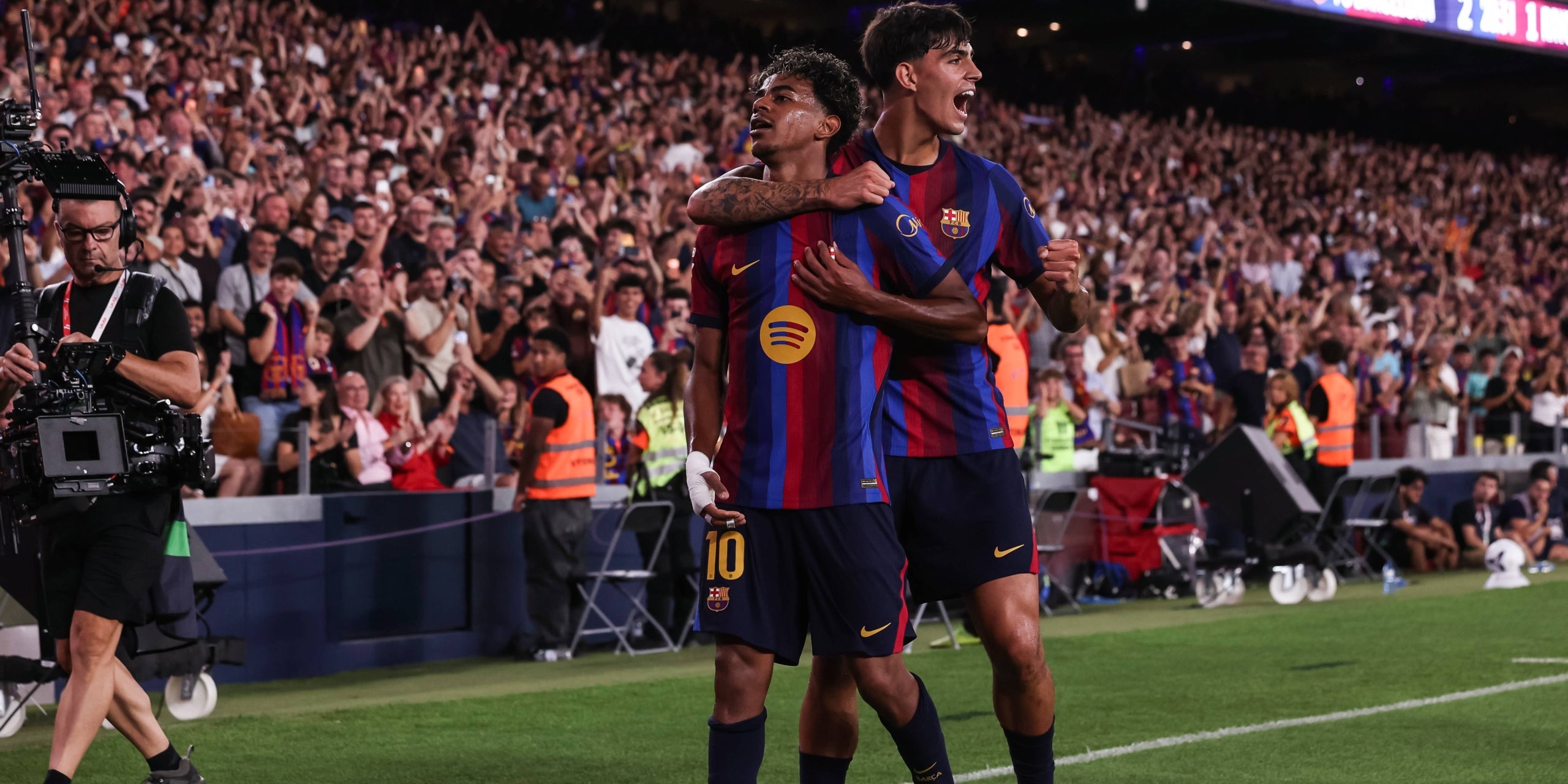 Lamine Yamal i Marc Bernal, celebrant un dels gols del Barça contra el Rayo | Europa Press