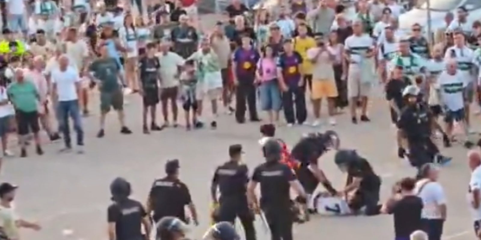 Un aficionat del Barça, sent detingut per la Policia Nacional per dur una estelada | @Adamelx