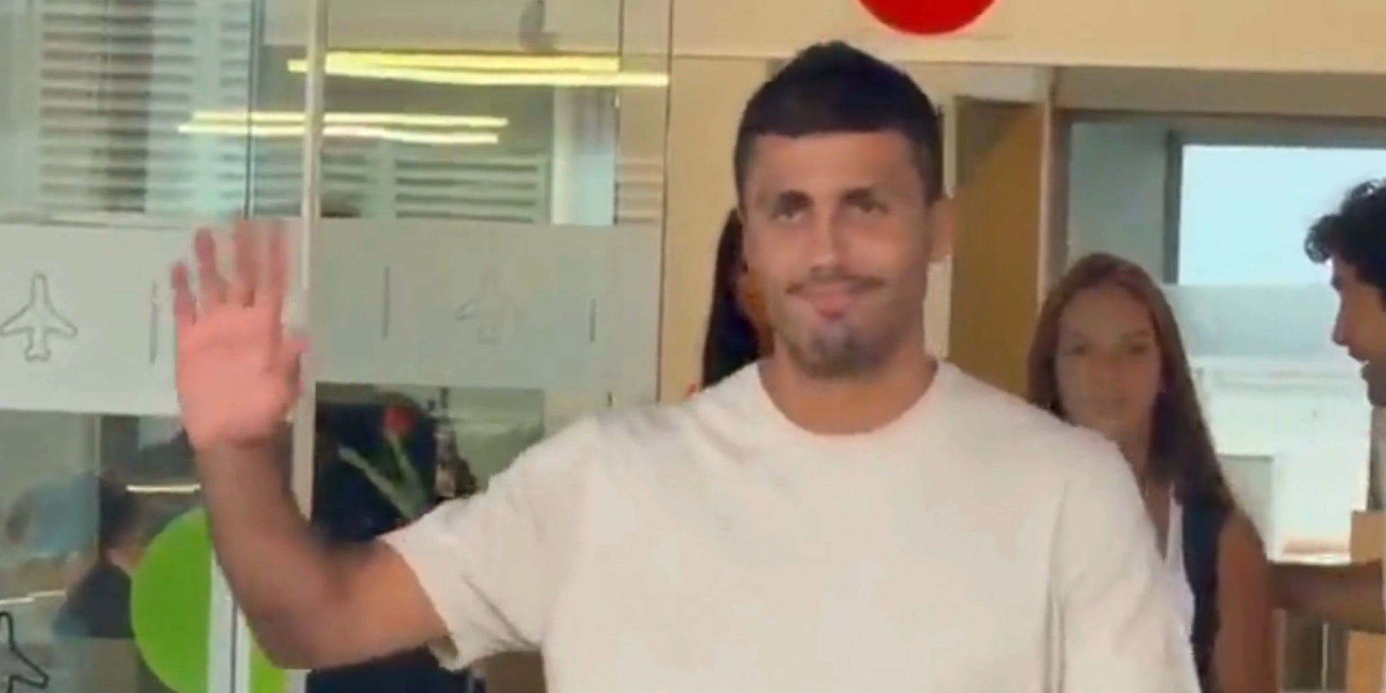 Rodri Hernández, després d'aterrar a Barcelona per fitxar pel Barça | X