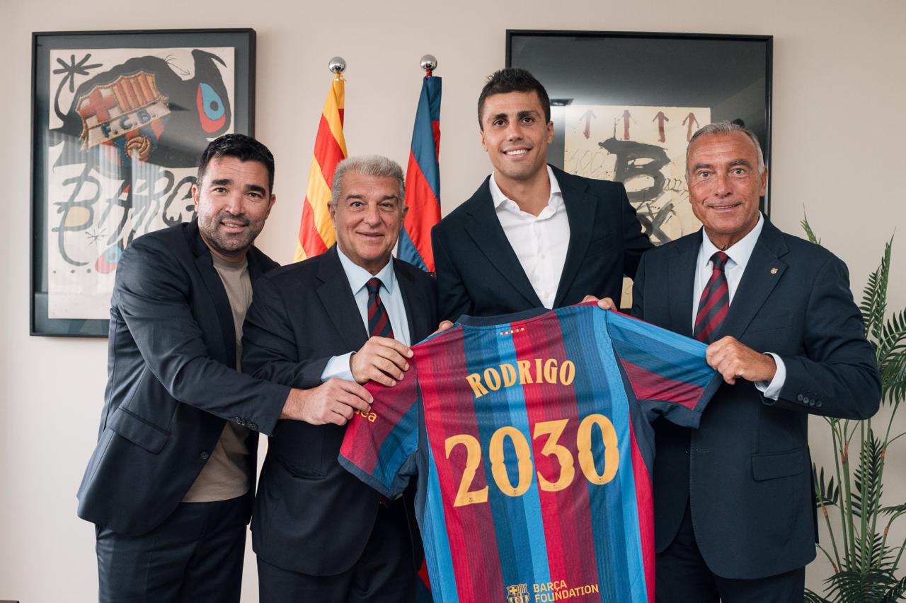 Deco, a l'esquerra de la imatge, durant la presentació de Rodri | FC Barcelona
