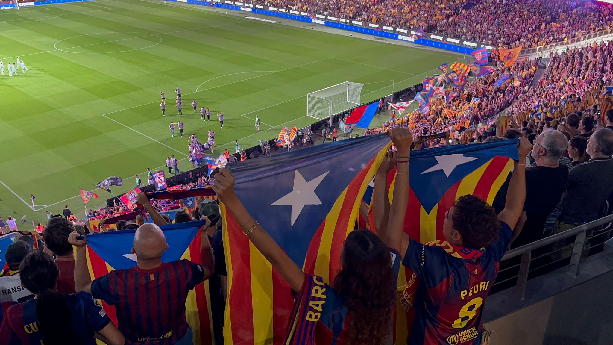 Estelades amunt a la graderia del Camp Nou mentre sonava l'himne abans del partit contra l'Athletic Club dies després de la violència policial a Elx / Foti: JMB