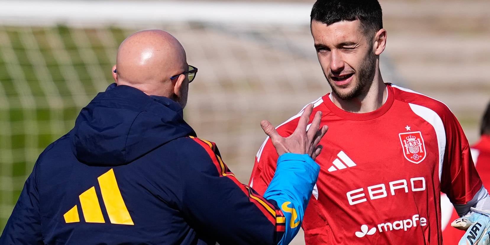 Luis de la Fuente i Joan Garcia, durant un partit de la selecció espanyola | Europa Press