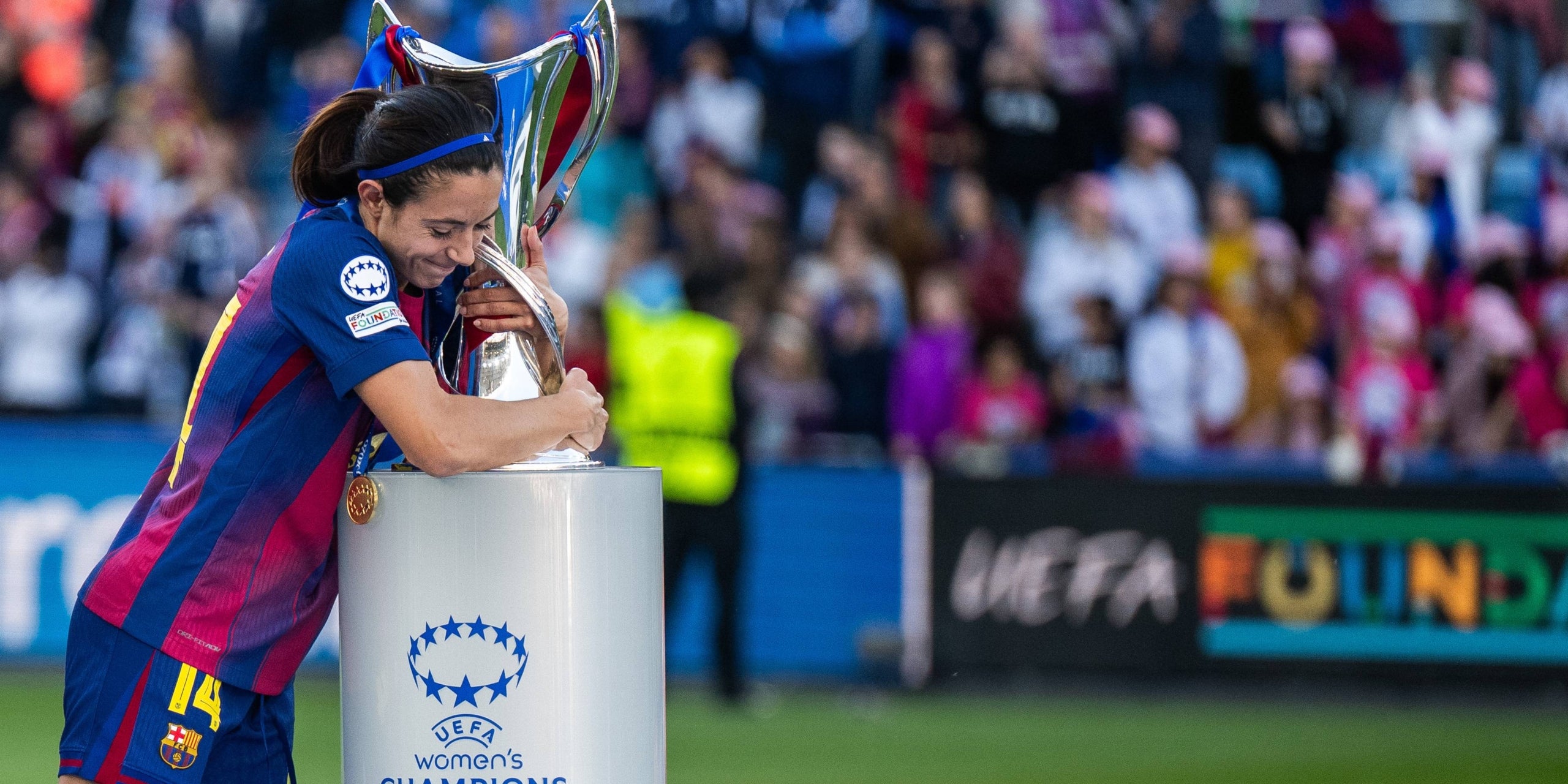 Aitana Bonmatí, amb el trofeu de la Champions de la temporada passada | Europa Press