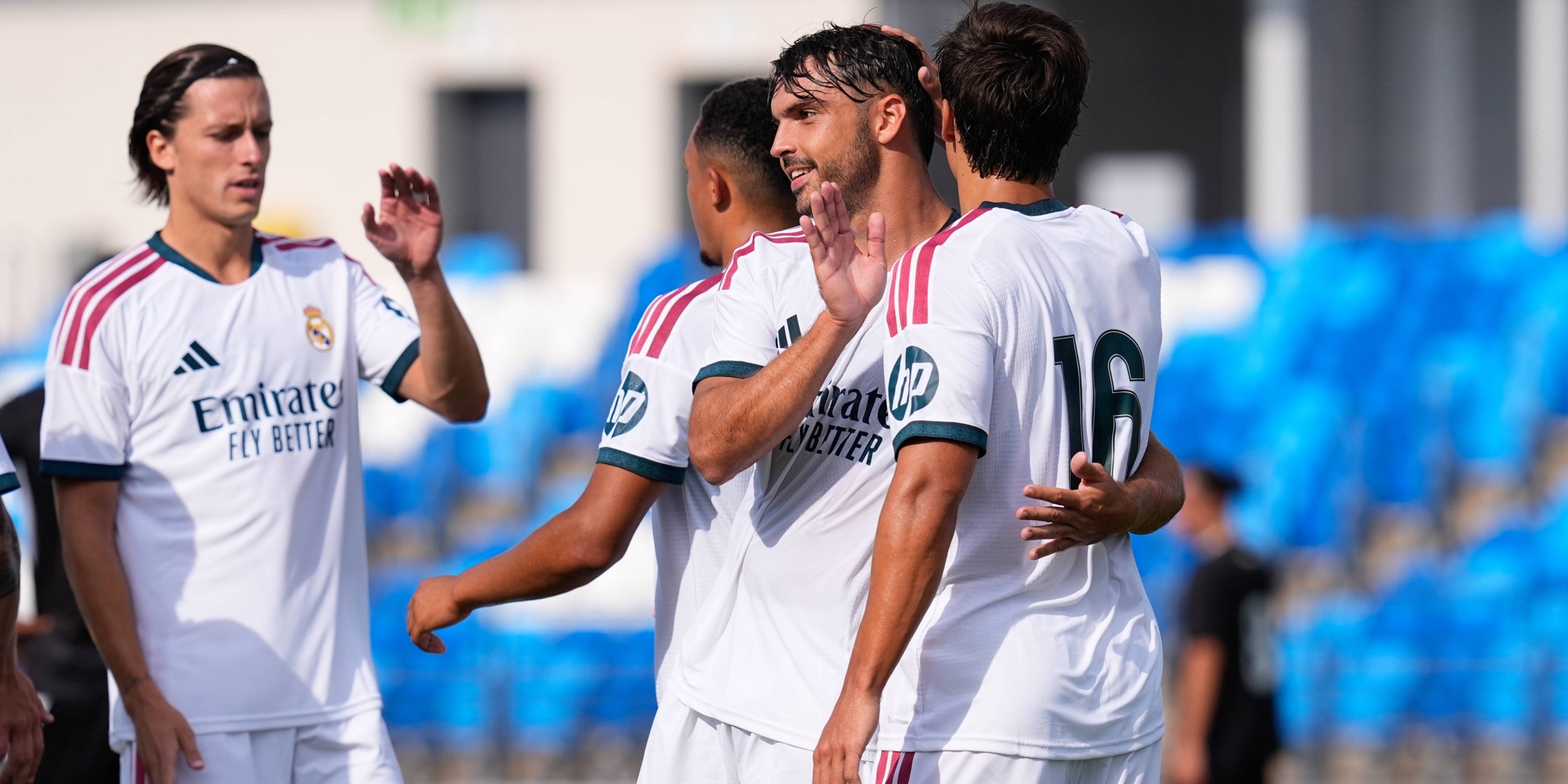 Raúl Asencio, al centre de la imatge, durant la pretemporada del Reial Madrid | Europa Press