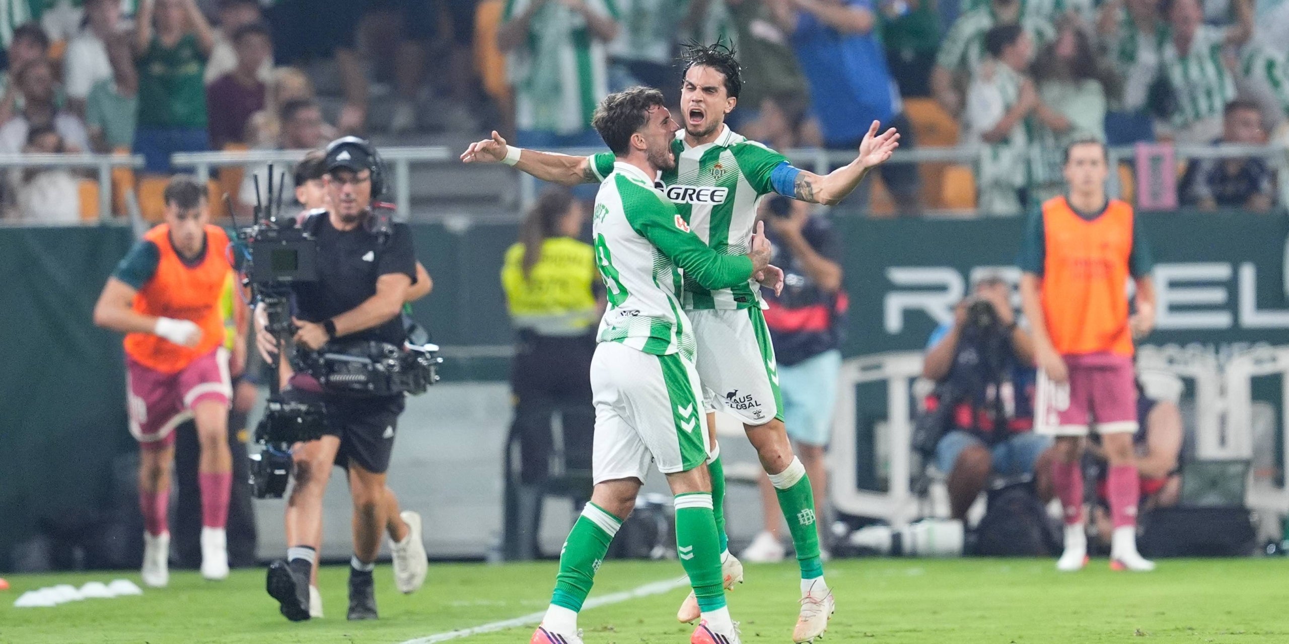 Bartra i Parrott celebrant el gol del Betis. | Europa Press