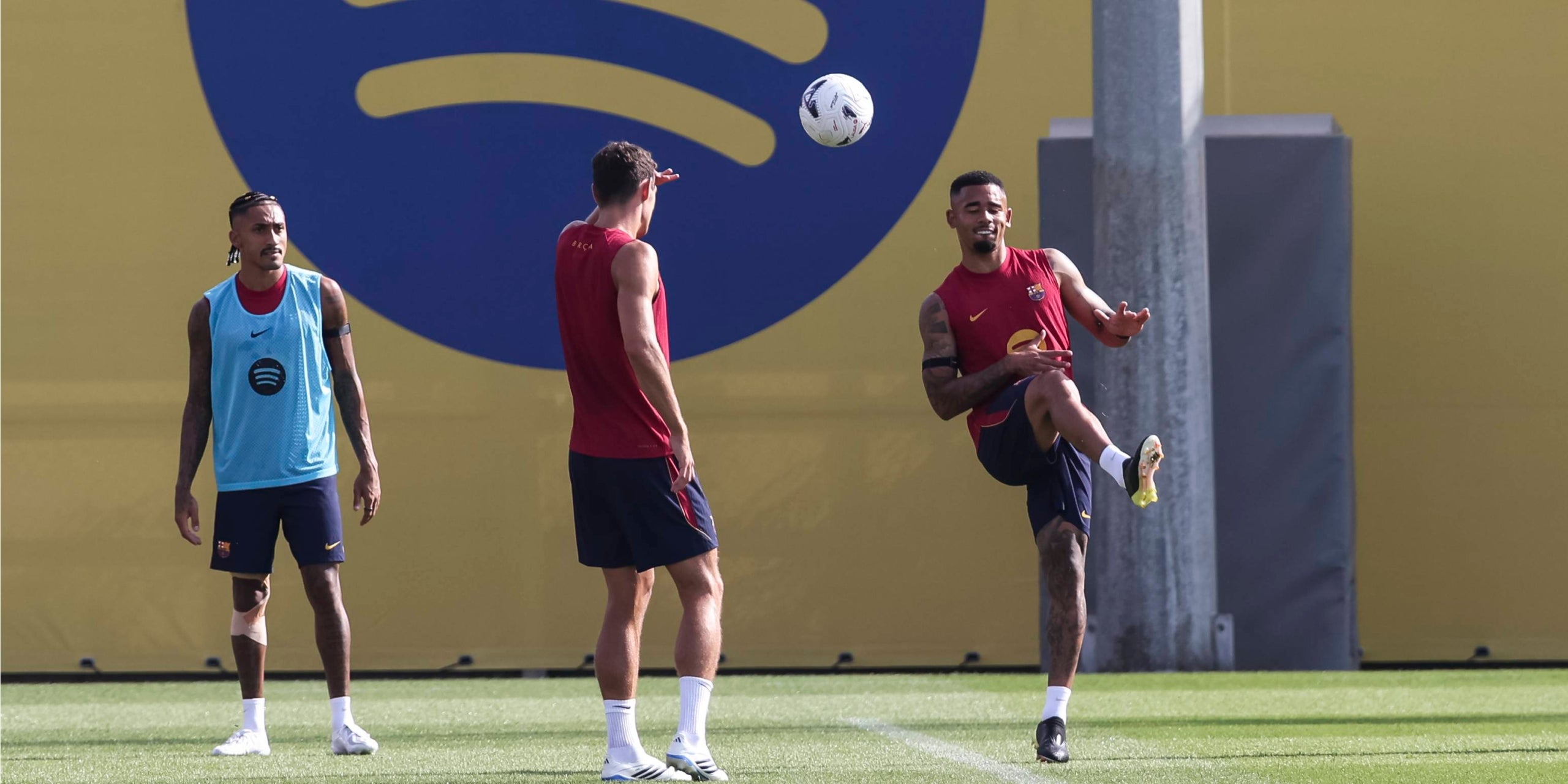 Gabriel Jesus, Raphinha i Christensen a l'entrenament previ al partit contra el València. | Europa Press