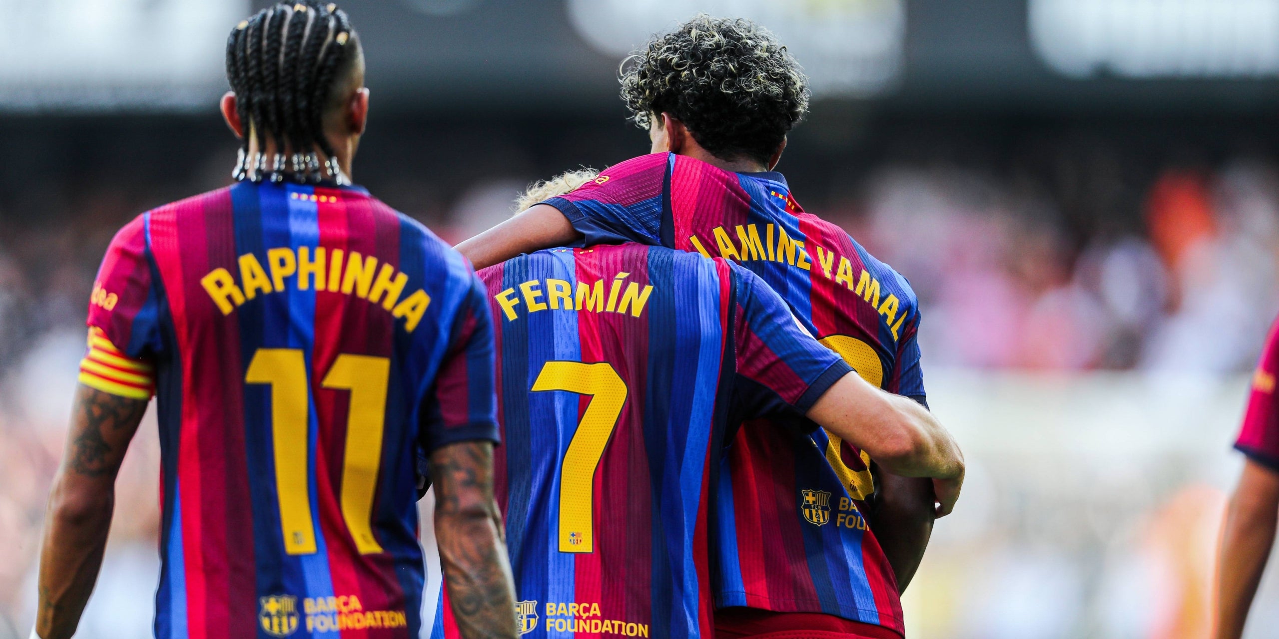 Raphinha, Fermín i Lamine, celebrant un dels gols contra el València | Europa Press
