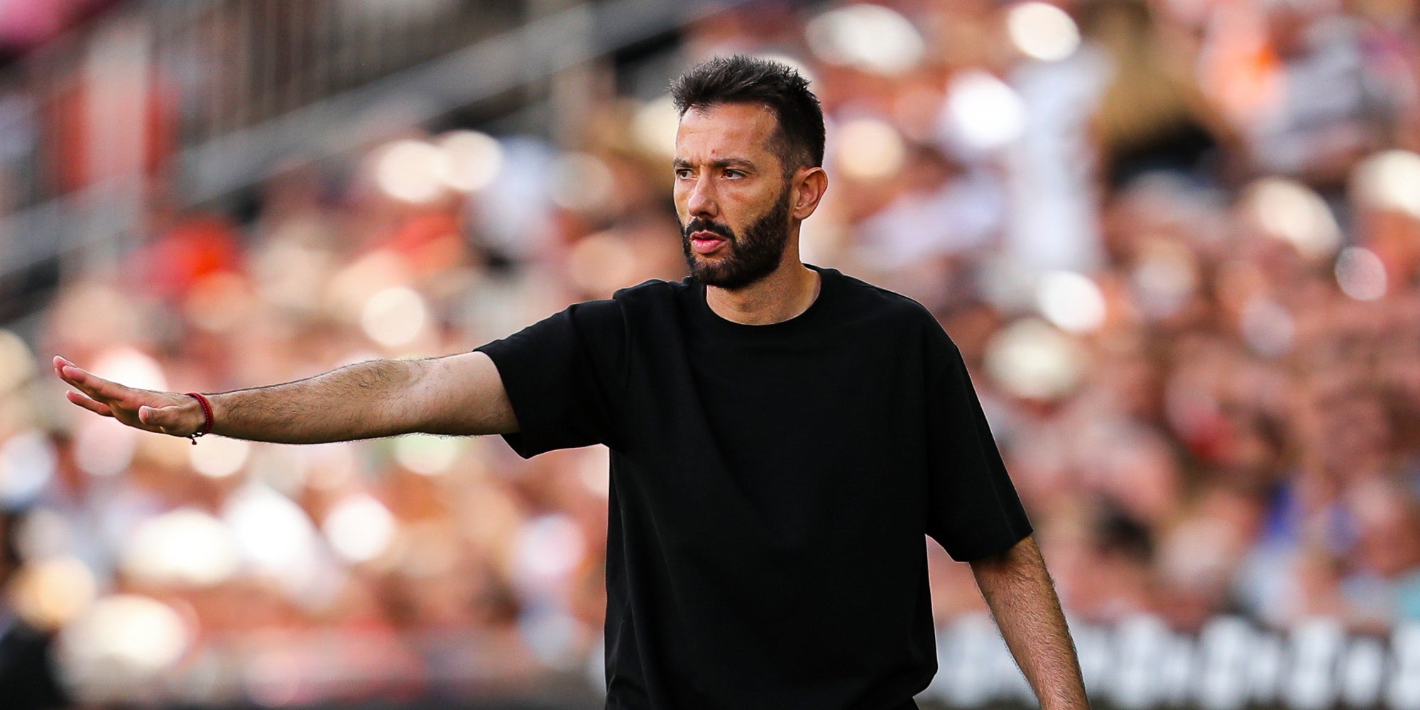 Carlos Corberán, entrenador del València, durant el partit contra el Barça a Mestalla | Europa Press
