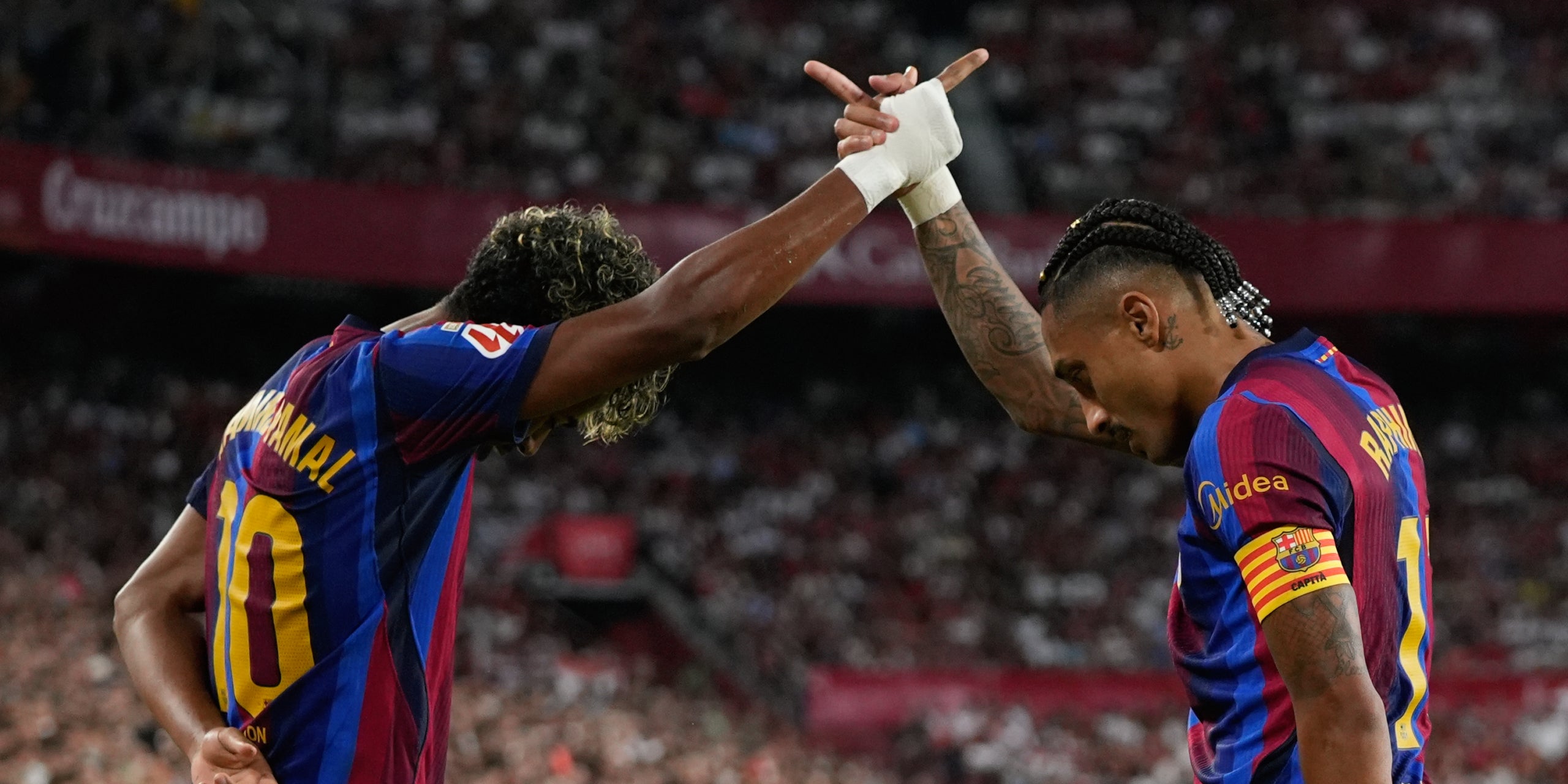 Lamine Yamal i Raphinha, celebrant un gol amb el Barça | Europa Press