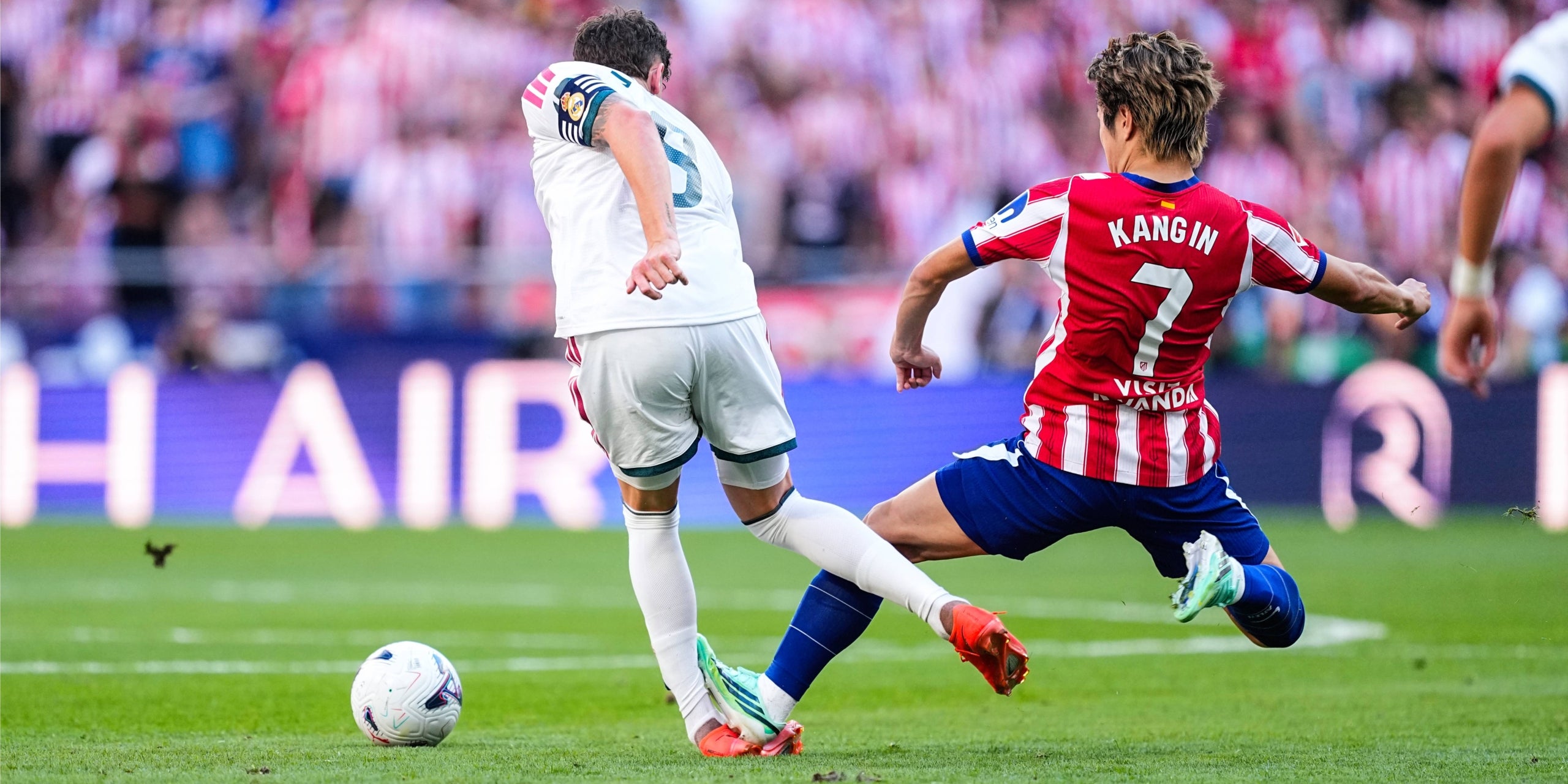 L'entrada que va patir Fede Valverde durant el derbi madrileny | Europa Press
